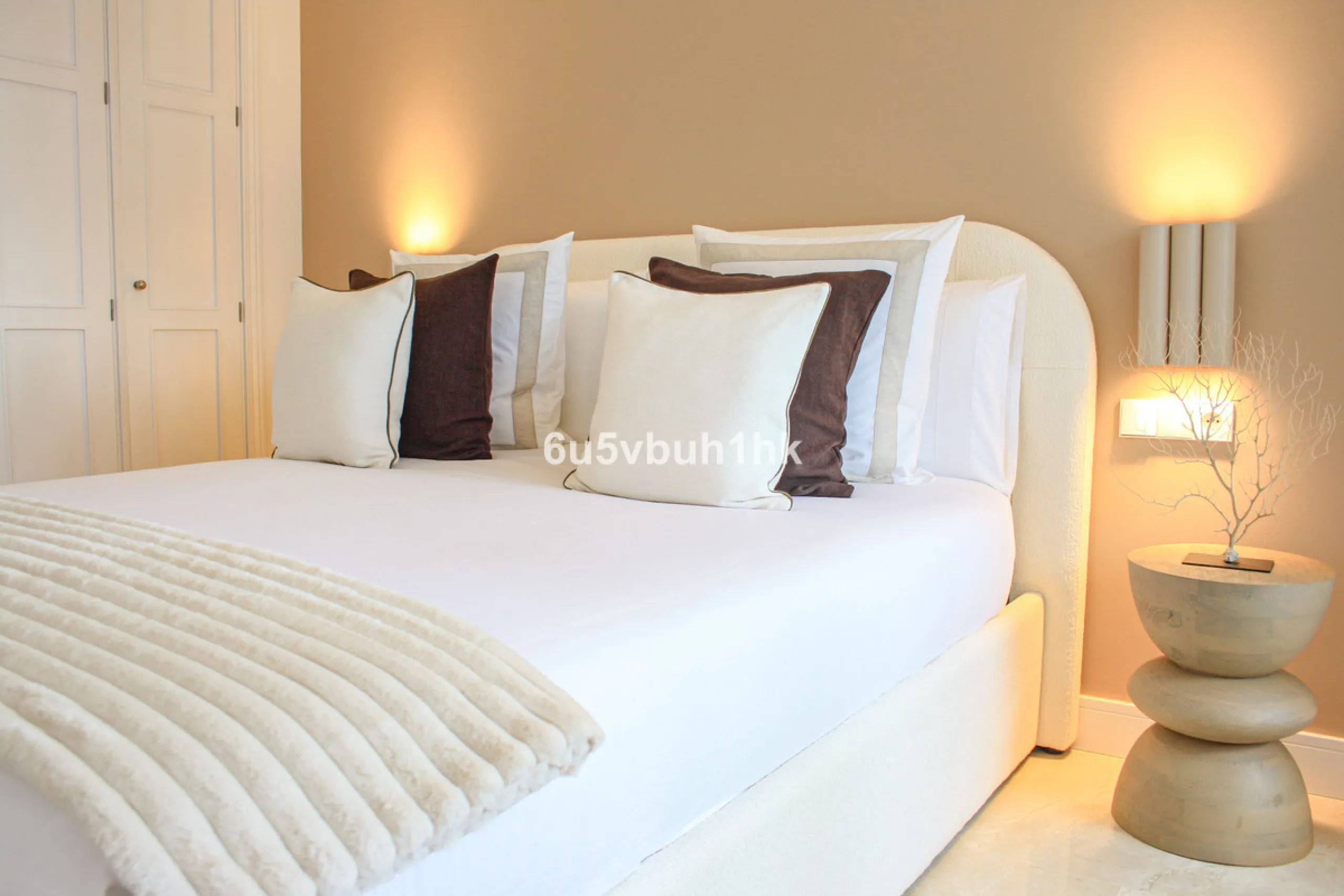 Located on Marbella's prestigious Golden Mile, this refined apartment in Las Cañas Beach perfectly balances timeless elegance with the comfort of a true home. Recently renovated and thoughtfully furnished with premium materials, it's offered exactly as it