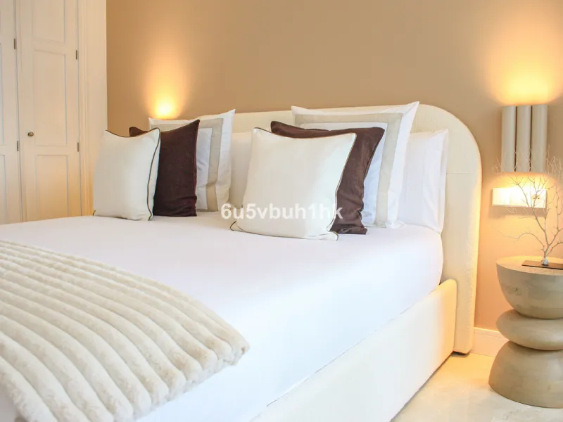 Located on Marbella's prestigious Golden Mile, this refined apartment in Las Cañas Beach perfectly balances timeless elegance with the comfort of a true home. Recently renovated and thoughtfully furnished with premium materials, it's offered exactly as it