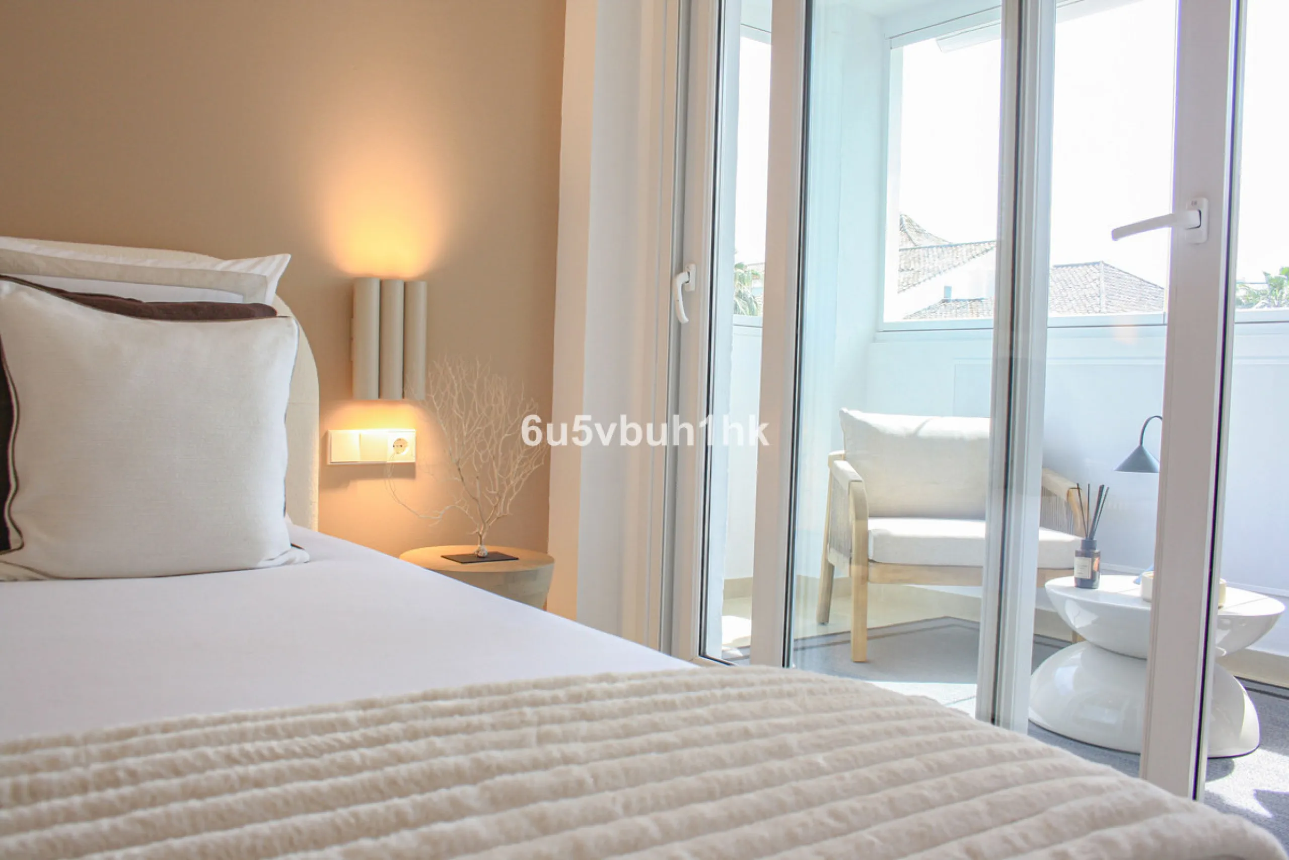 Located on Marbella's prestigious Golden Mile, this refined apartment in Las Cañas Beach perfectly balances timeless elegance with the comfort of a true home. Recently renovated and thoughtfully furnished with premium materials, it's offered exactly as it