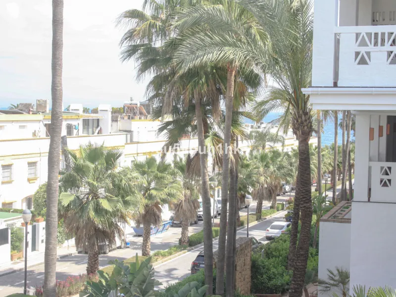 Located on Marbella's prestigious Golden Mile, this refined apartment in Las Cañas Beach perfectly balances timeless elegance with the comfort of a true home. Recently renovated and thoughtfully furnished with premium materials, it's offered exactly as it