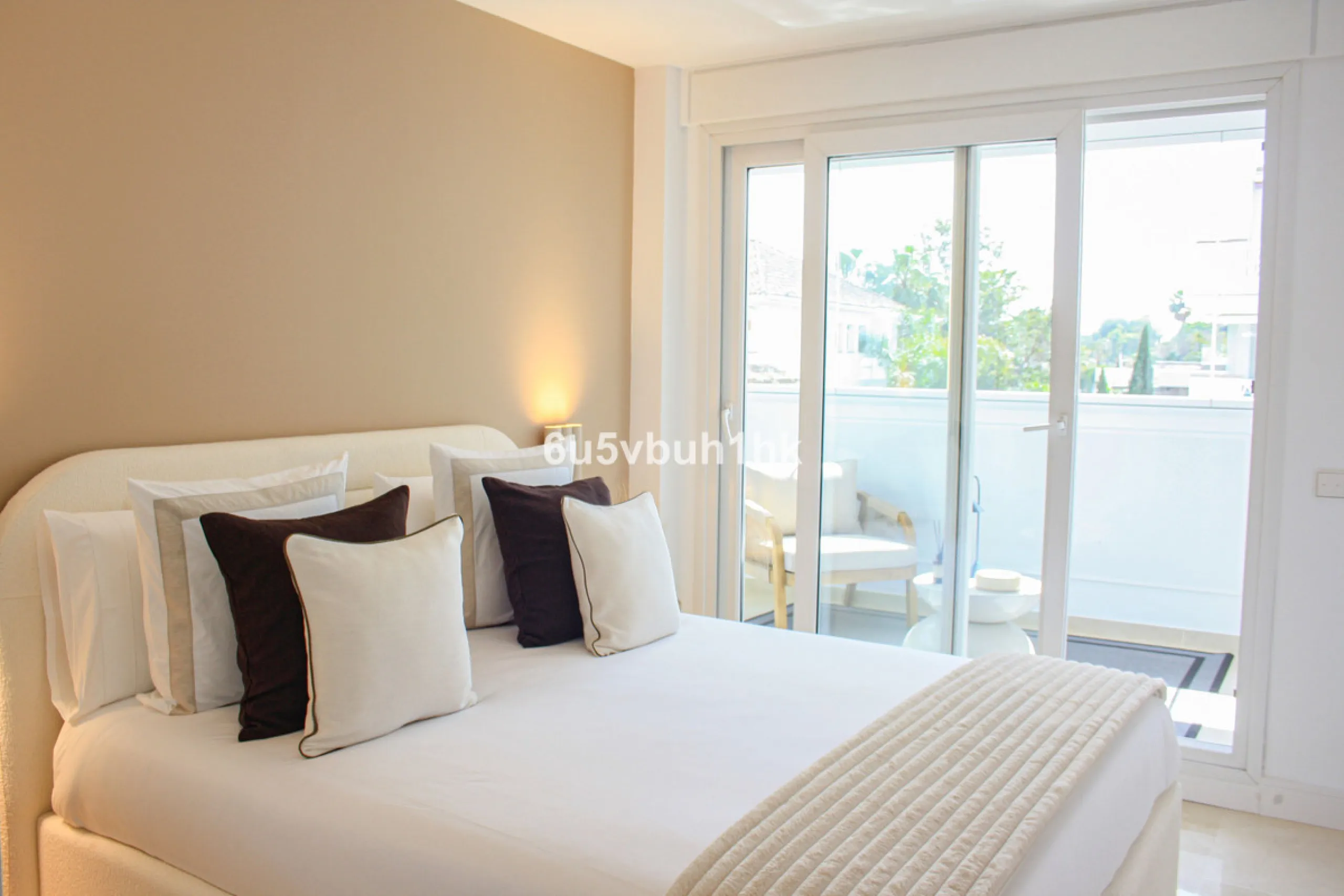 Located on Marbella's prestigious Golden Mile, this refined apartment in Las Cañas Beach perfectly balances timeless elegance with the comfort of a true home. Recently renovated and thoughtfully furnished with premium materials, it's offered exactly as it