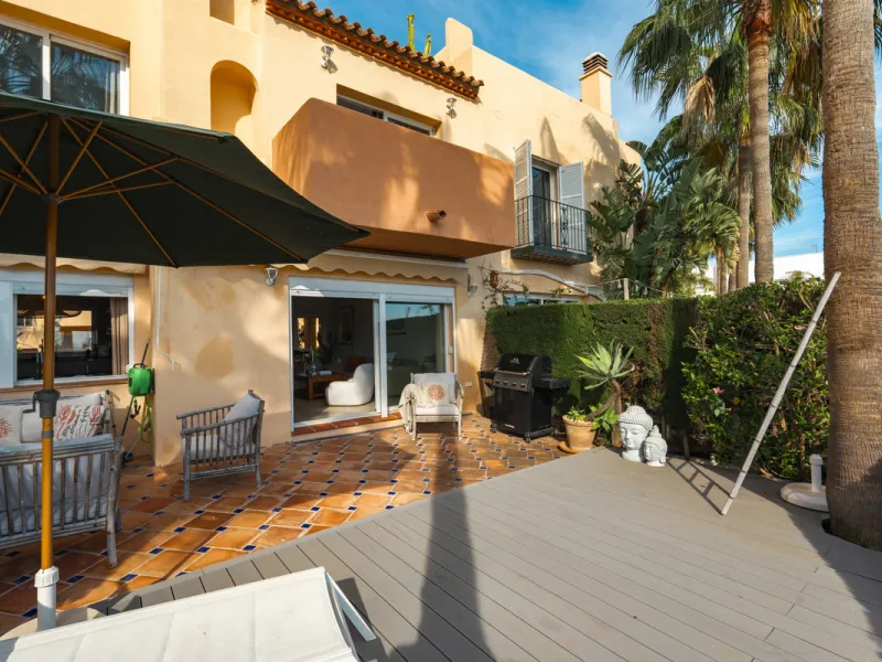 This exceptional, newly renovated townhouse is located in the sought-after urbanisation Condes de Iza, ideally positioned between Nueva Andalucía and San Pedro in Marbella. Enjoying a prime southwest orientation and an open outlook with no properties dire