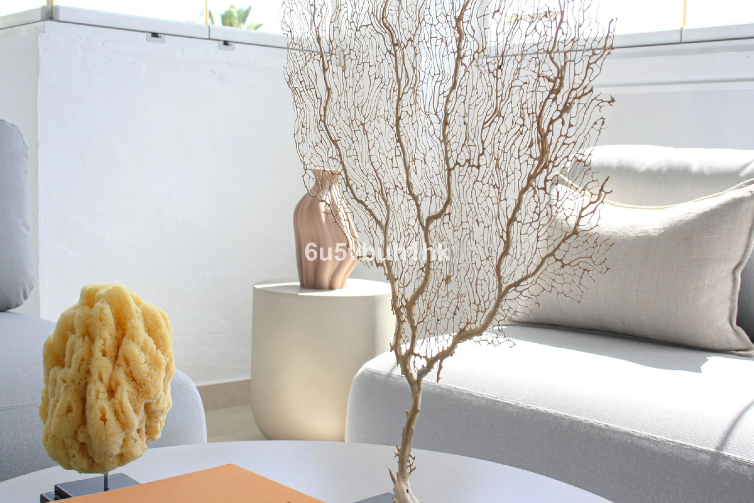 Located on Marbella's prestigious Golden Mile, this refined apartment in Las Cañas Beach perfectly balances timeless elegance with the comfort of a true home. Recently renovated and thoughtfully furnished with premium materials, it's offered exactly as it