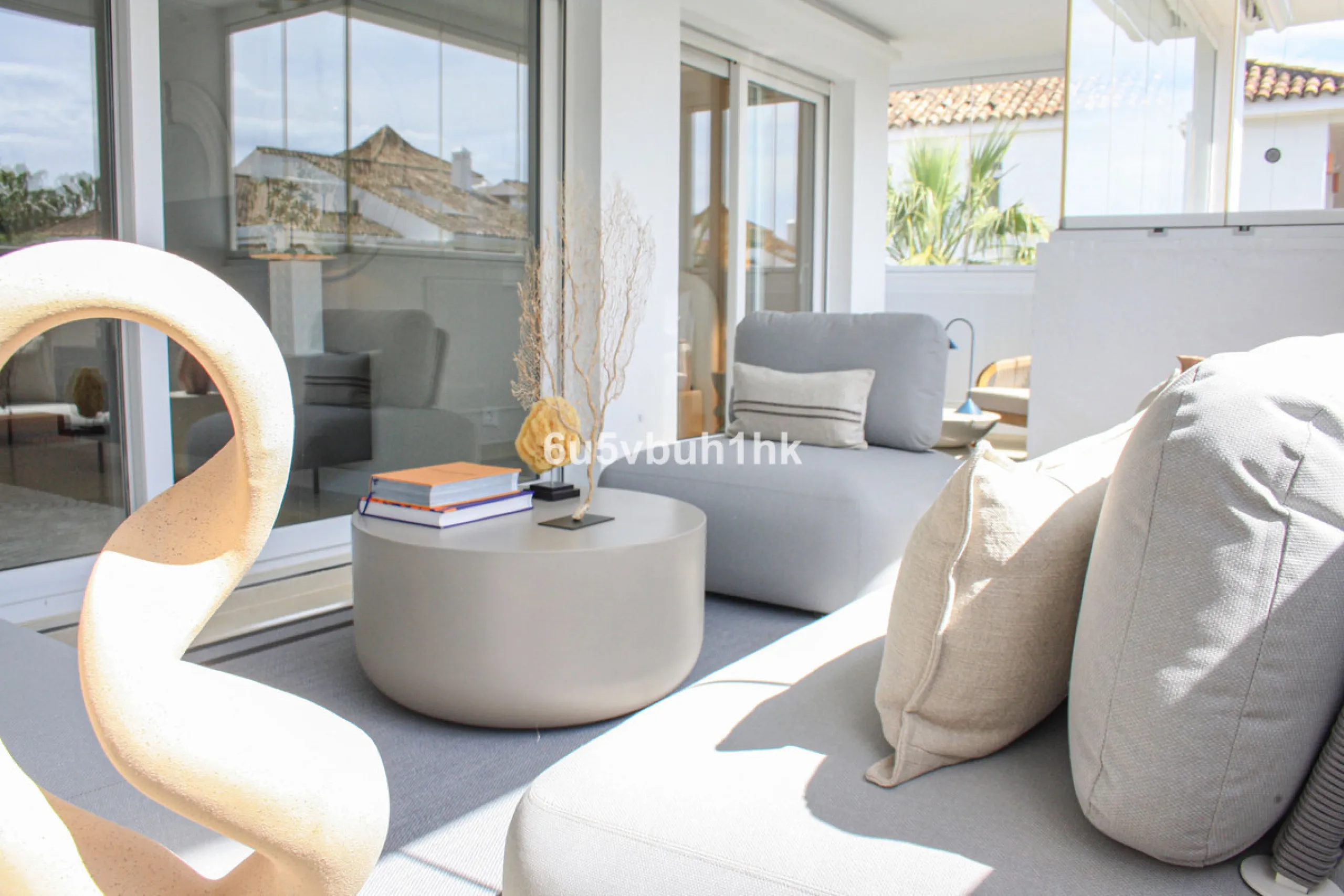 Located on Marbella's prestigious Golden Mile, this refined apartment in Las Cañas Beach perfectly balances timeless elegance with the comfort of a true home. Recently renovated and thoughtfully furnished with premium materials, it's offered exactly as it