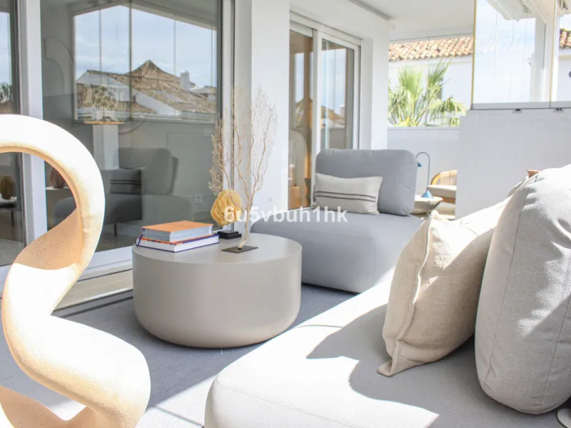 Located on Marbella's prestigious Golden Mile, this refined apartment in Las Cañas Beach perfectly balances timeless elegance with the comfort of a true home. Recently renovated and thoughtfully furnished with premium materials, it's offered exactly as it