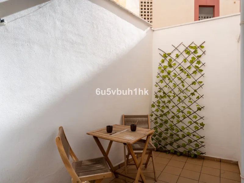Welcome to this exceptional apartment located right in the heart of Málaga, a true rare find combining comfort, convenience, and investment potential.