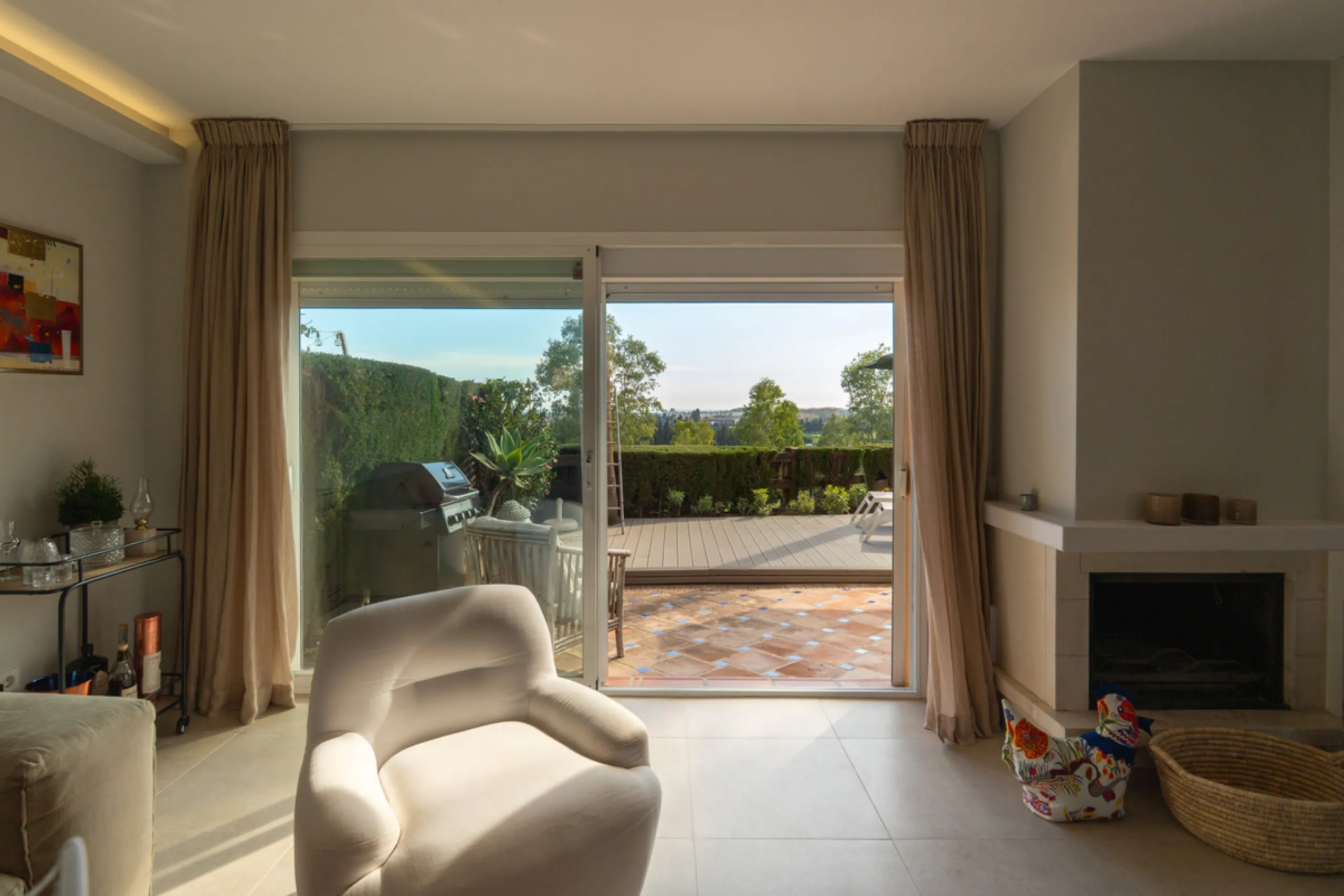 This exceptional, newly renovated townhouse is located in the sought-after urbanisation Condes de Iza, ideally positioned between Nueva Andalucía and San Pedro in Marbella. Enjoying a prime southwest orientation and an open outlook with no properties dire