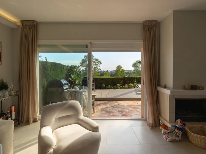 This exceptional, newly renovated townhouse is located in the sought-after urbanisation Condes de Iza, ideally positioned between Nueva Andalucía and San Pedro in Marbella. Enjoying a prime southwest orientation and an open outlook with no properties dire