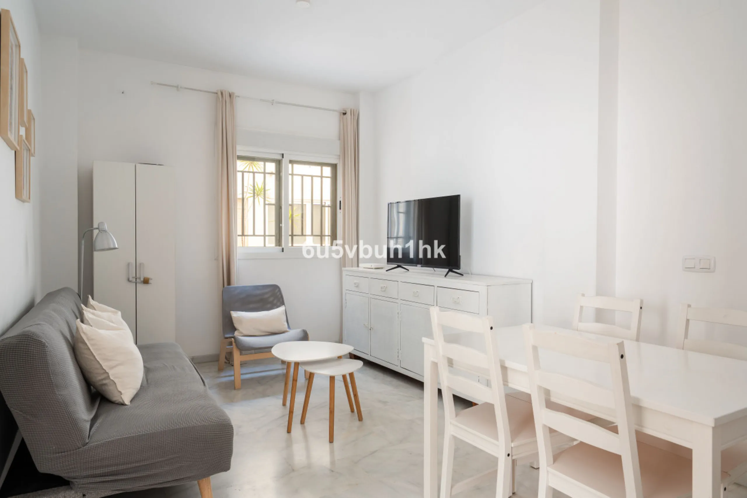 Welcome to this exceptional apartment located right in the heart of Málaga, a true rare find combining comfort, convenience, and investment potential.