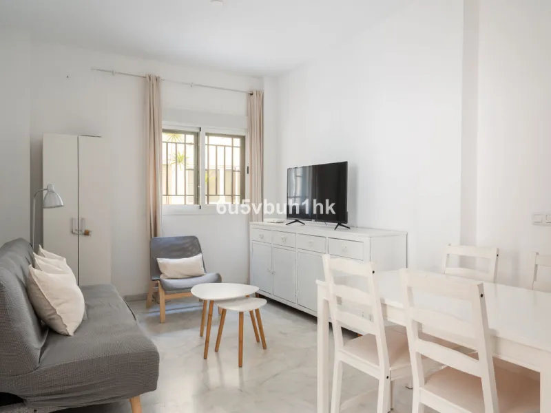 Welcome to this exceptional apartment located right in the heart of Málaga, a true rare find combining comfort, convenience, and investment potential.