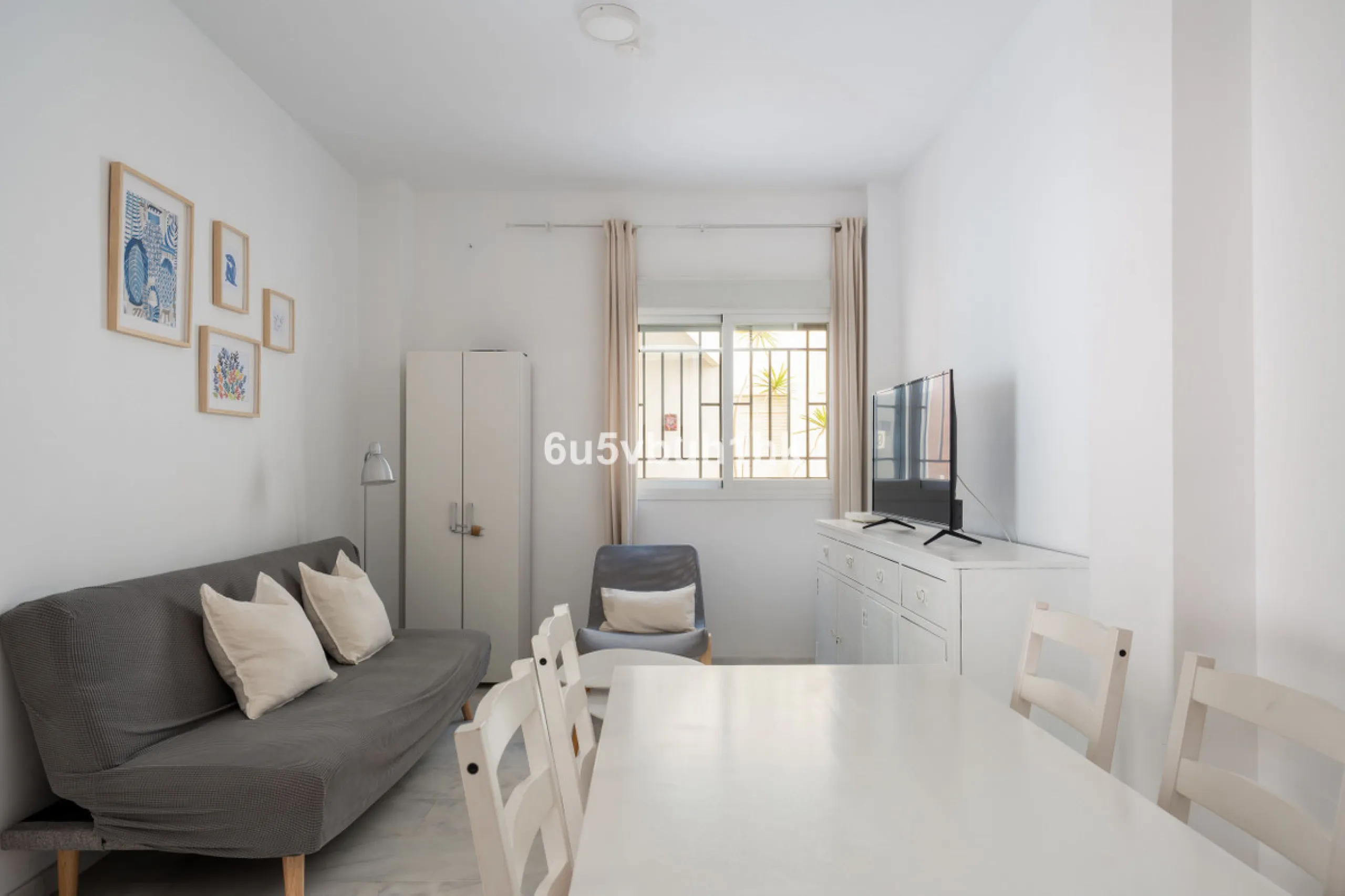 Welcome to this exceptional apartment located right in the heart of Málaga, a true rare find combining comfort, convenience, and investment potential.