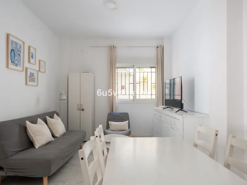 Welcome to this exceptional apartment located right in the heart of Málaga, a true rare find combining comfort, convenience, and investment potential.