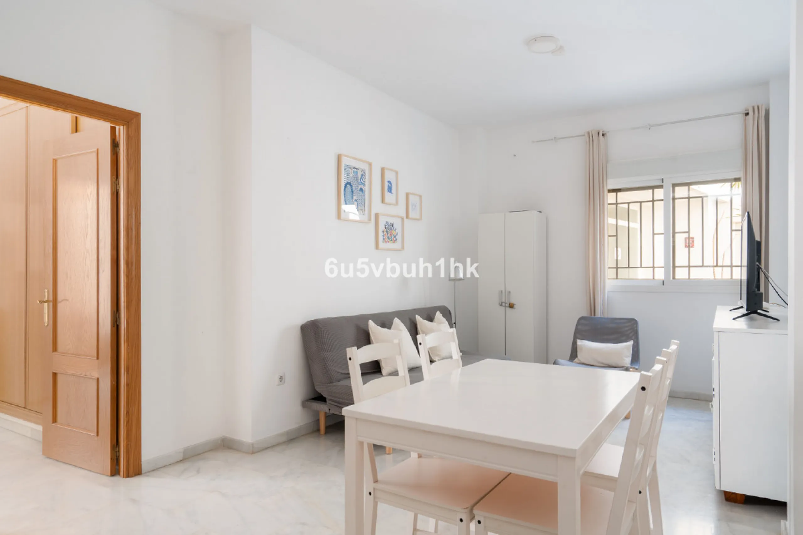 Welcome to this exceptional apartment located right in the heart of Málaga, a true rare find combining comfort, convenience, and investment potential.