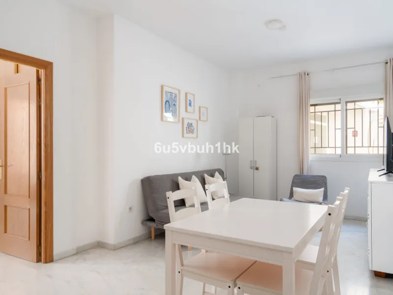 Welcome to this exceptional apartment located right in the heart of Málaga, a true rare find combining comfort, convenience, and investment potential.