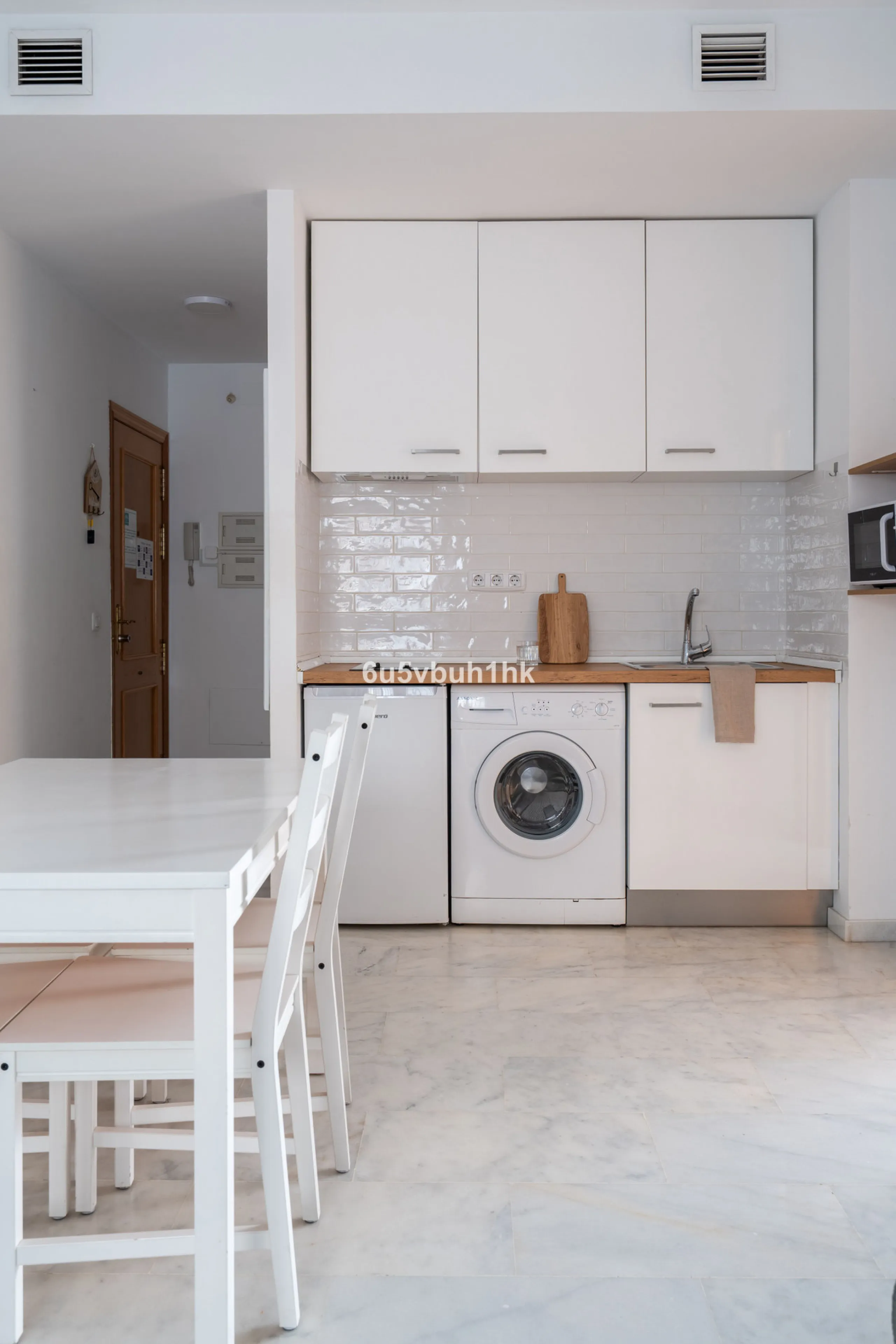 Welcome to this exceptional apartment located right in the heart of Málaga, a true rare find combining comfort, convenience, and investment potential.