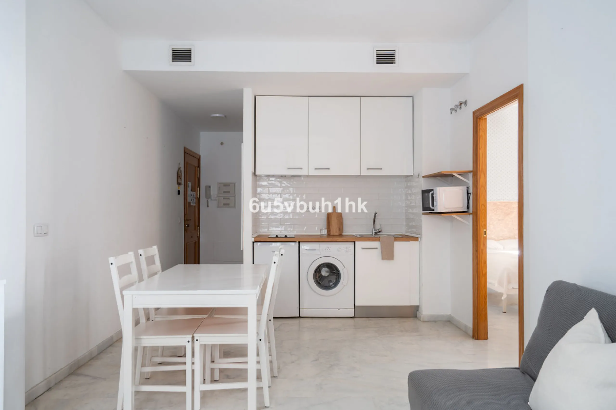 Welcome to this exceptional apartment located right in the heart of Málaga, a true rare find combining comfort, convenience, and investment potential.