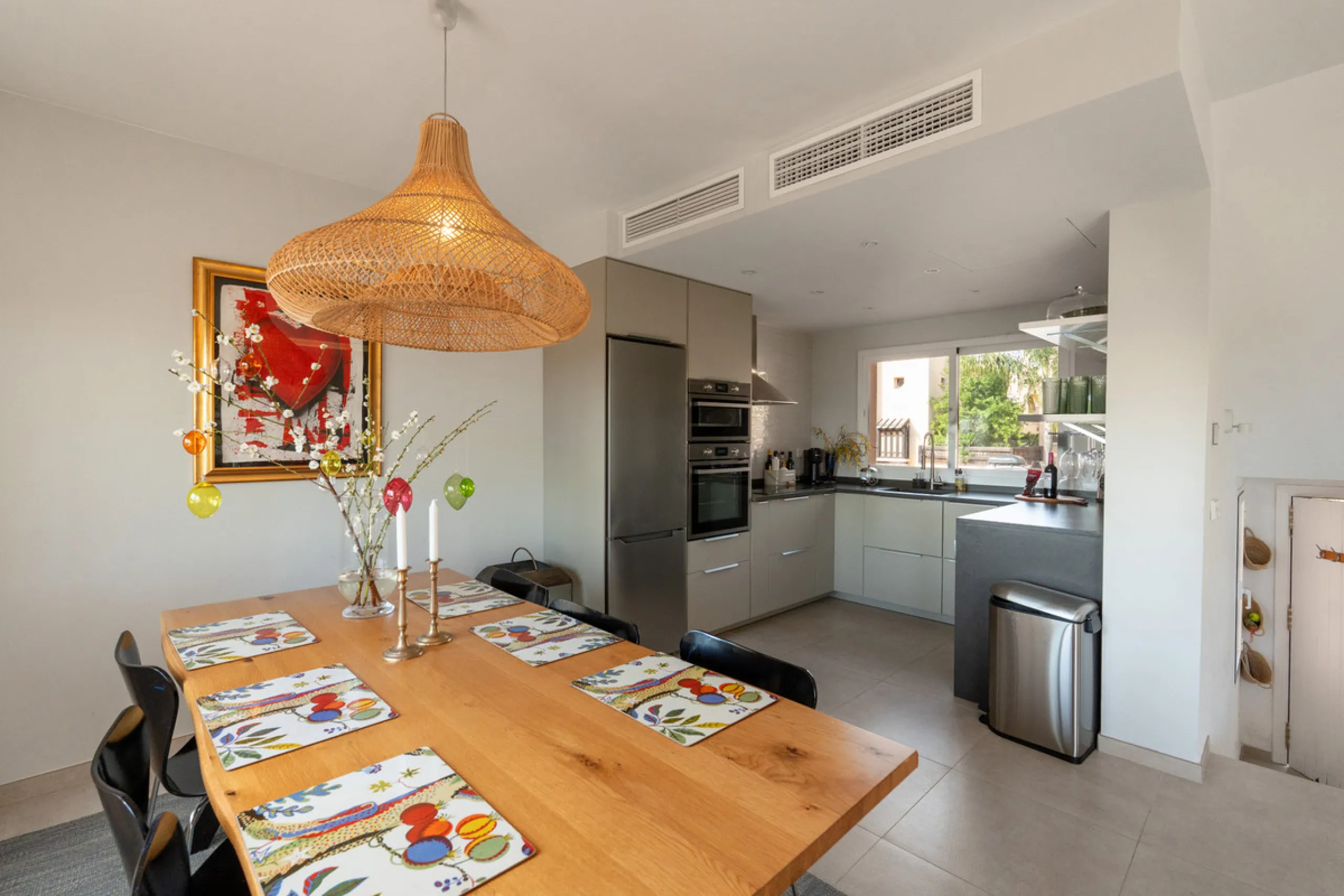 This exceptional, newly renovated townhouse is located in the sought-after urbanisation Condes de Iza, ideally positioned between Nueva Andalucía and San Pedro in Marbella. Enjoying a prime southwest orientation and an open outlook with no properties dire