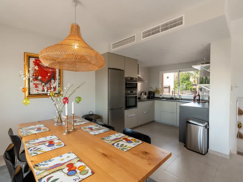 This exceptional, newly renovated townhouse is located in the sought-after urbanisation Condes de Iza, ideally positioned between Nueva Andalucía and San Pedro in Marbella. Enjoying a prime southwest orientation and an open outlook with no properties dire