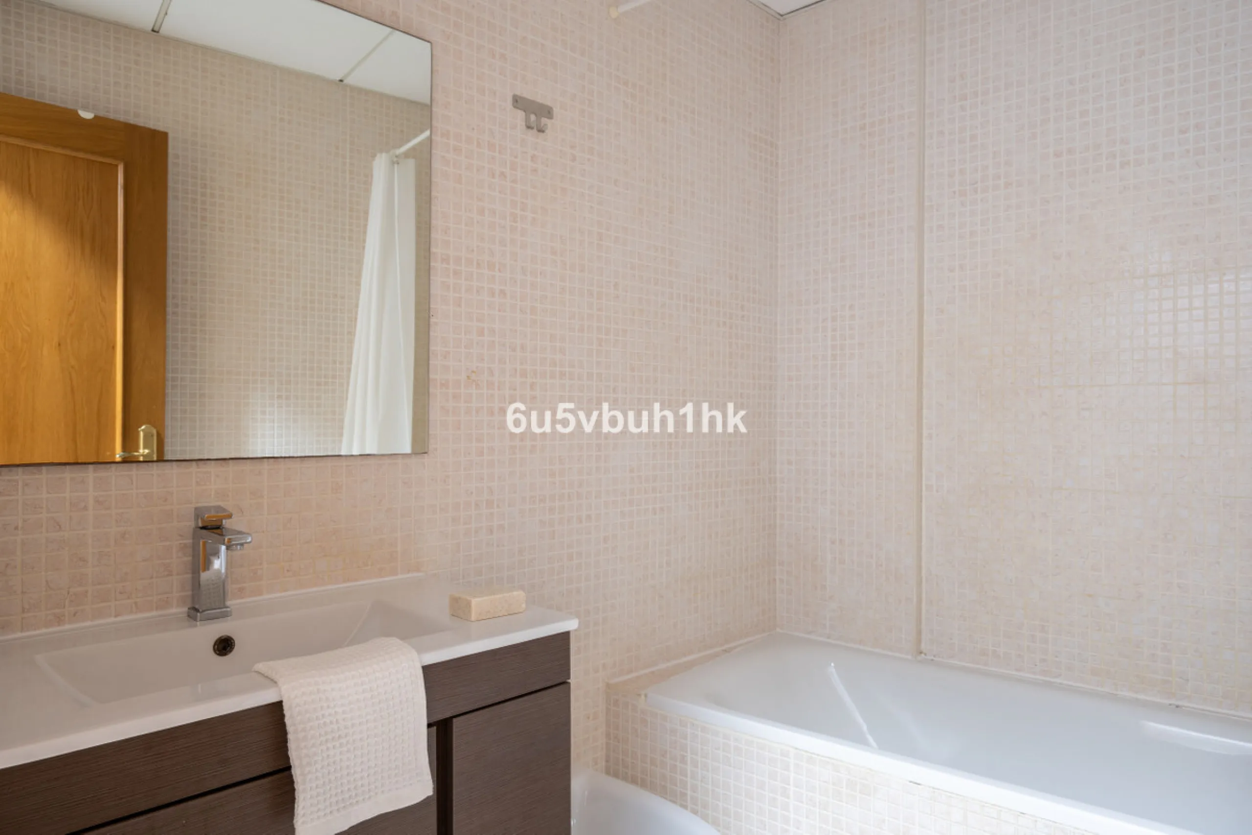 Welcome to this exceptional apartment located right in the heart of Málaga, a true rare find combining comfort, convenience, and investment potential.