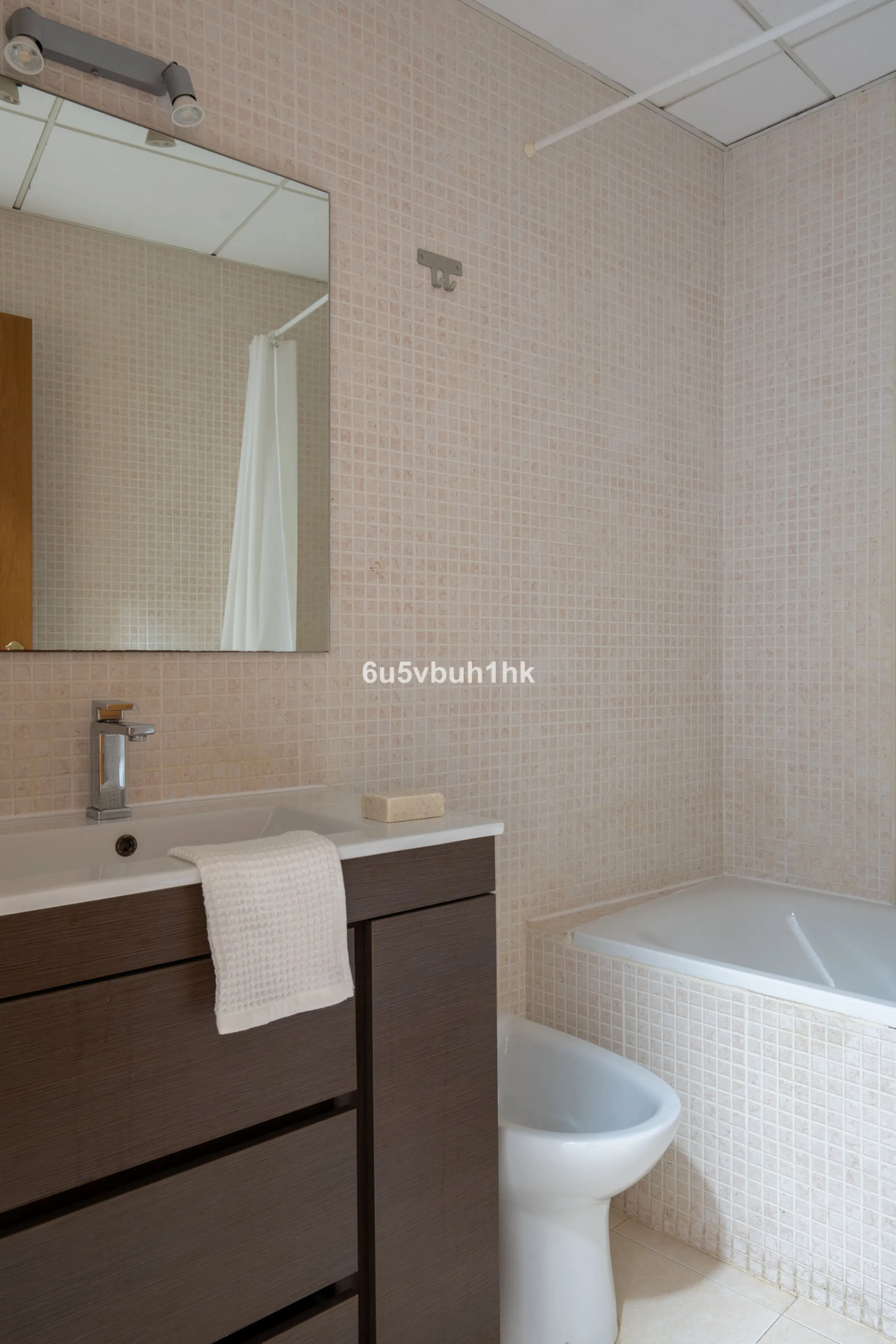 Welcome to this exceptional apartment located right in the heart of Málaga, a true rare find combining comfort, convenience, and investment potential.