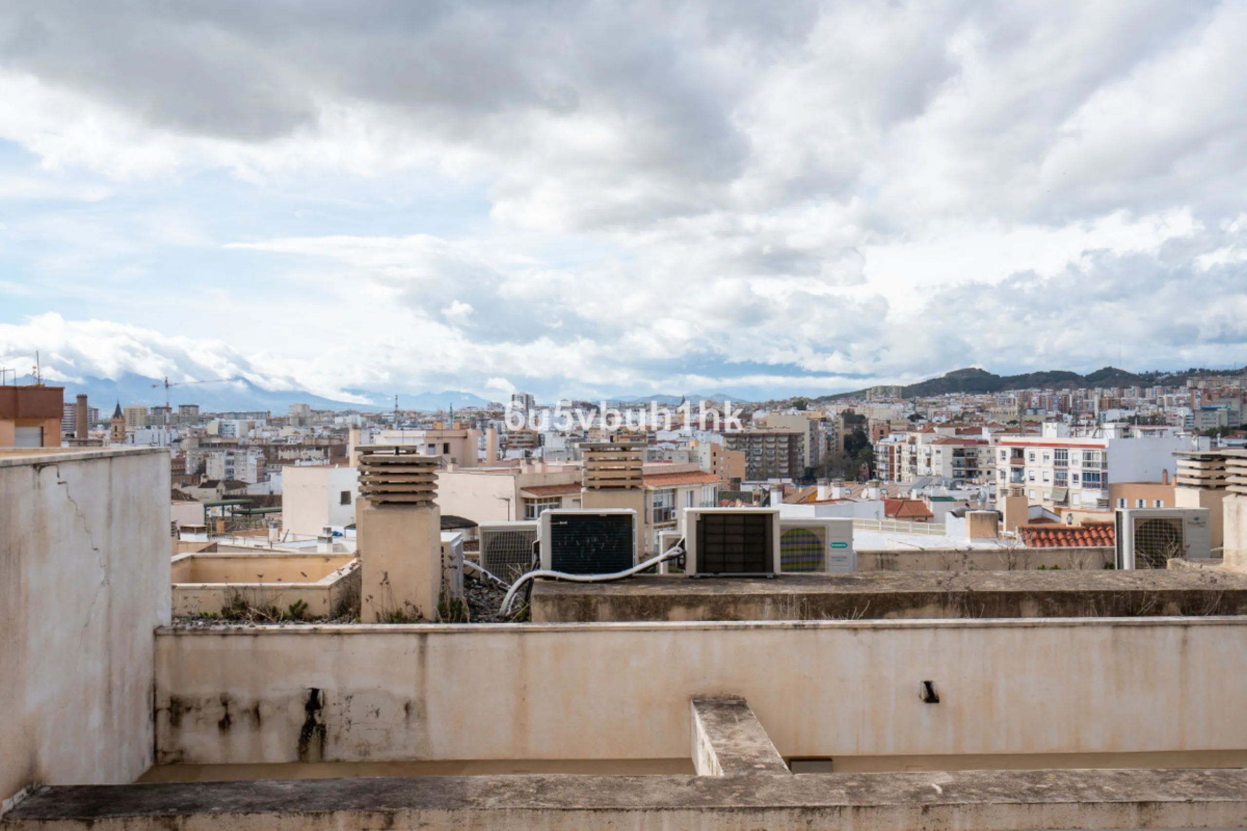 Welcome to this exceptional apartment located right in the heart of Málaga, a true rare find combining comfort, convenience, and investment potential.