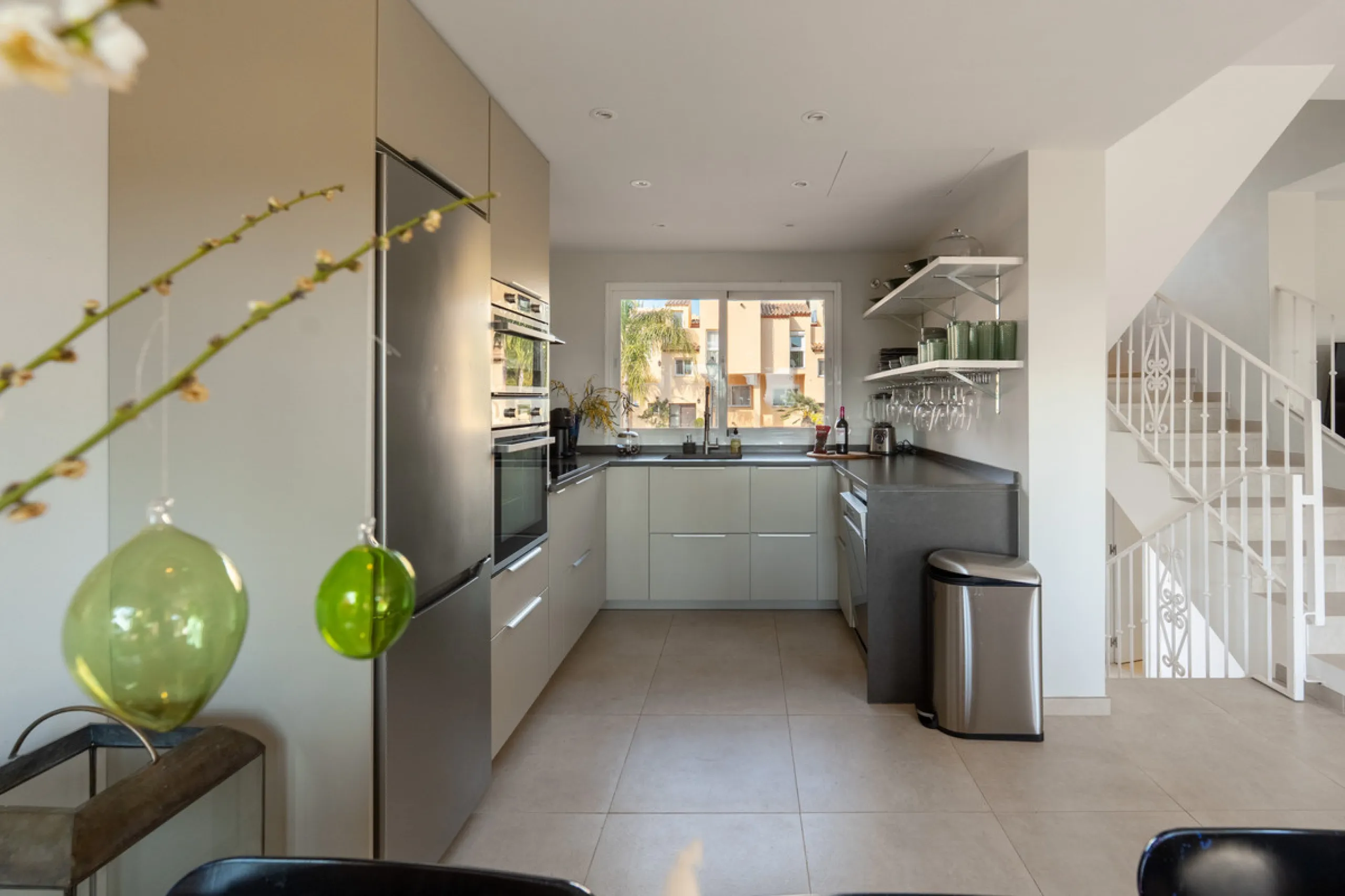 This exceptional, newly renovated townhouse is located in the sought-after urbanisation Condes de Iza, ideally positioned between Nueva Andalucía and San Pedro in Marbella. Enjoying a prime southwest orientation and an open outlook with no properties dire