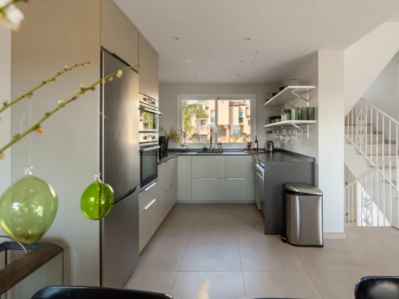 This exceptional, newly renovated townhouse is located in the sought-after urbanisation Condes de Iza, ideally positioned between Nueva Andalucía and San Pedro in Marbella. Enjoying a prime southwest orientation and an open outlook with no properties dire