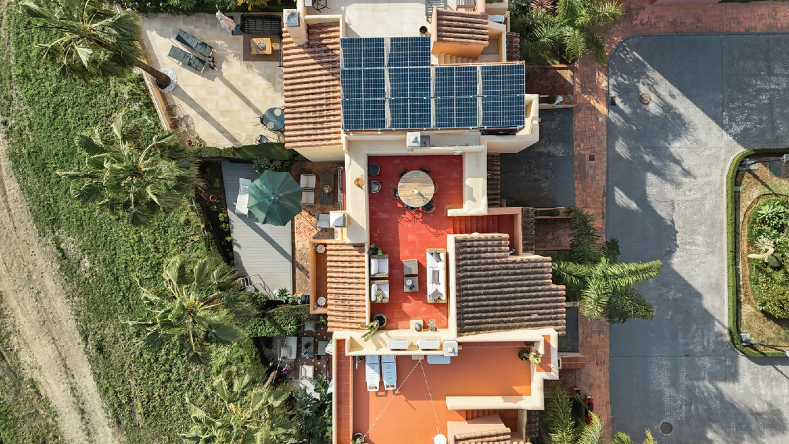 This exceptional, newly renovated townhouse is located in the sought-after urbanisation Condes de Iza, ideally positioned between Nueva Andalucía and San Pedro in Marbella. Enjoying a prime southwest orientation and an open outlook with no properties dire
