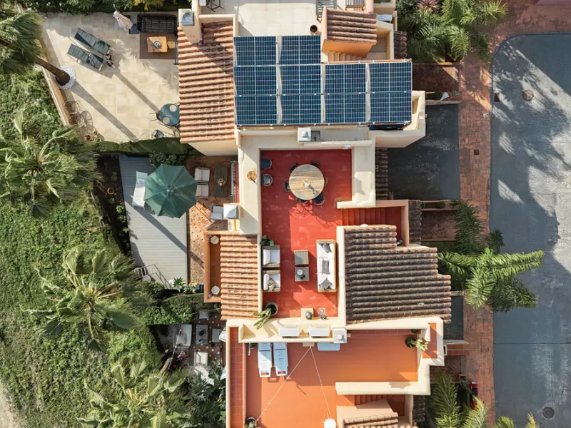 This exceptional, newly renovated townhouse is located in the sought-after urbanisation Condes de Iza, ideally positioned between Nueva Andalucía and San Pedro in Marbella. Enjoying a prime southwest orientation and an open outlook with no properties dire