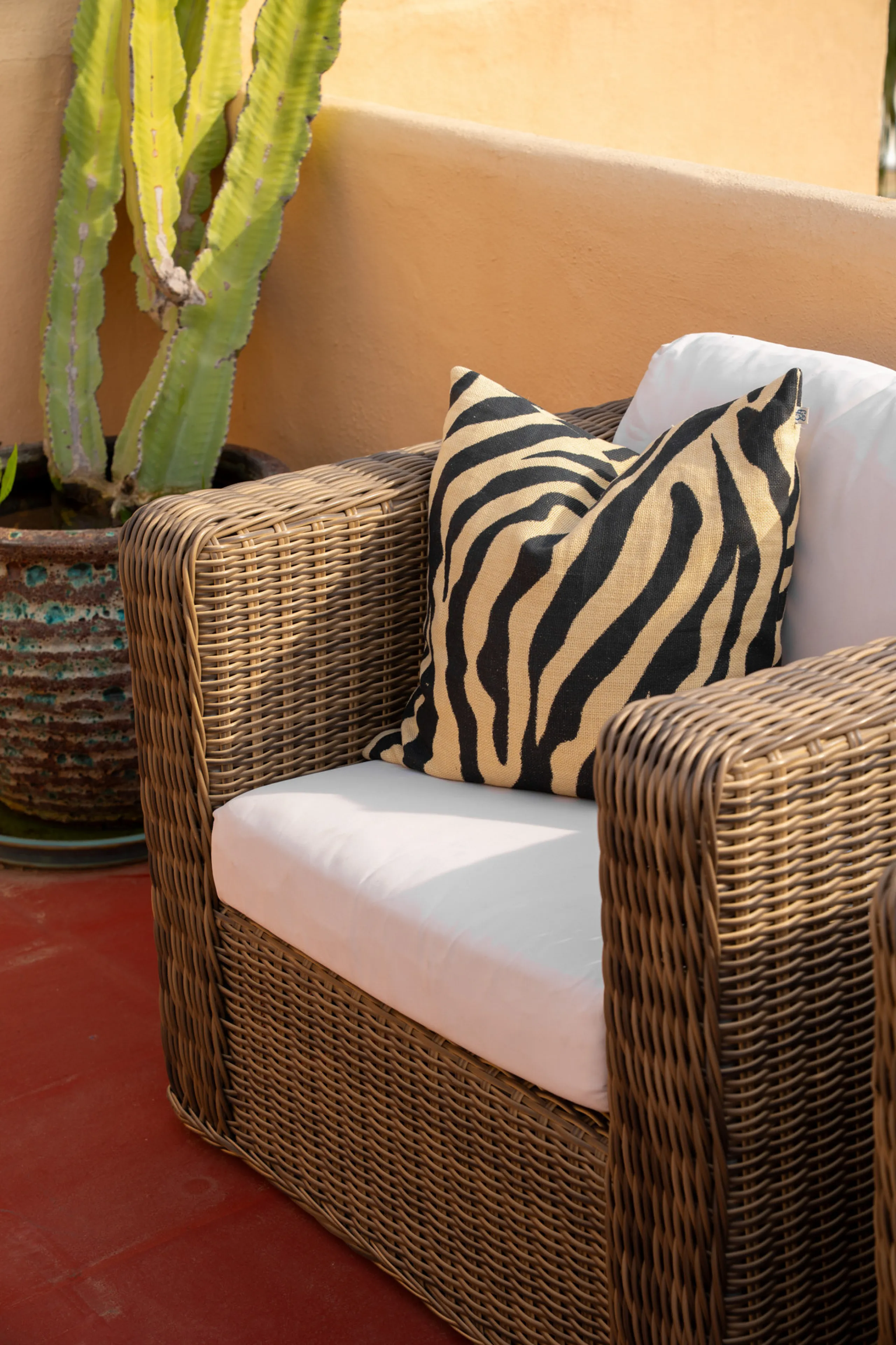 This exceptional, newly renovated townhouse is located in the sought-after urbanisation Condes de Iza, ideally positioned between Nueva Andalucía and San Pedro in Marbella. Enjoying a prime southwest orientation and an open outlook with no properties dire