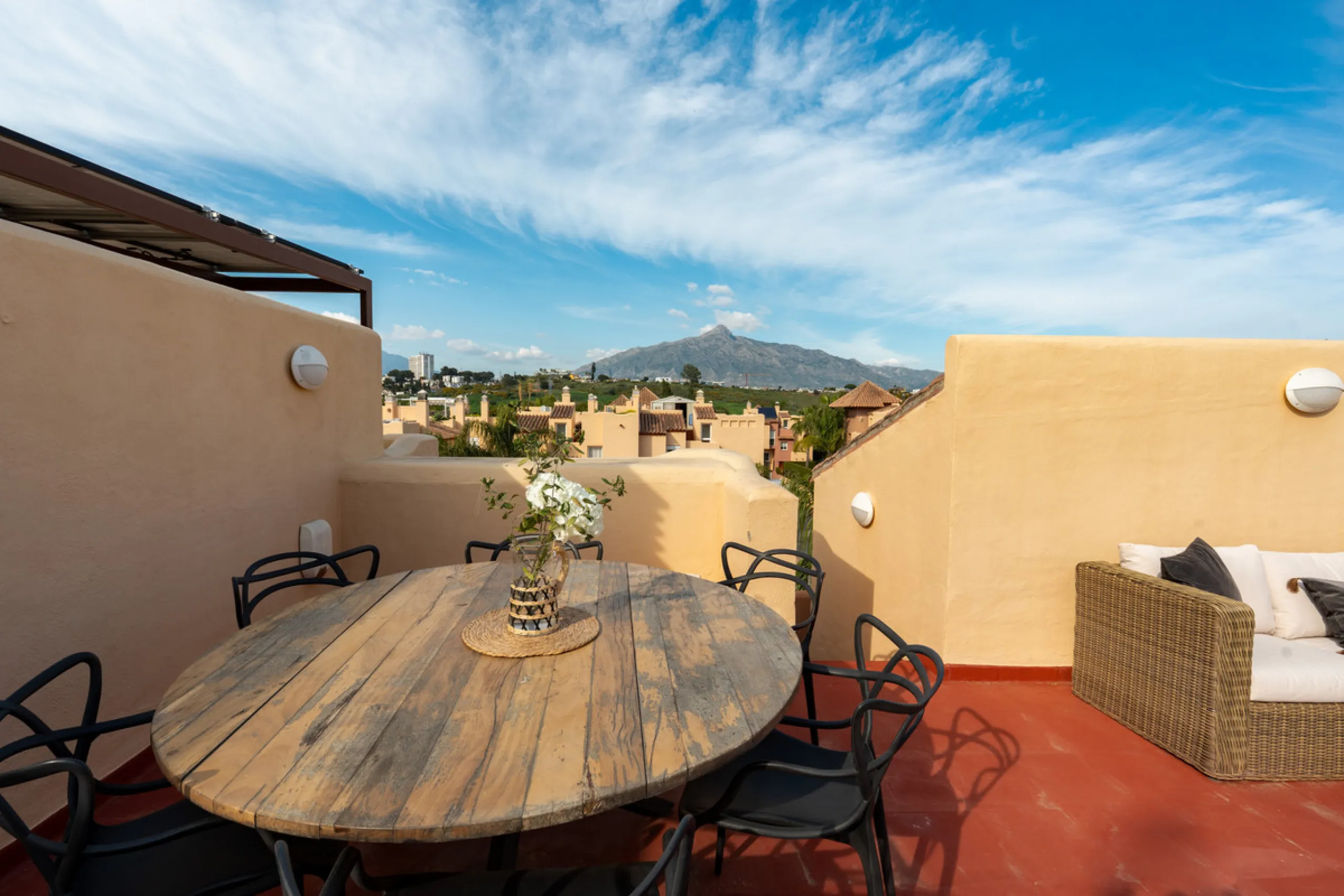 This exceptional, newly renovated townhouse is located in the sought-after urbanisation Condes de Iza, ideally positioned between Nueva Andalucía and San Pedro in Marbella. Enjoying a prime southwest orientation and an open outlook with no properties dire