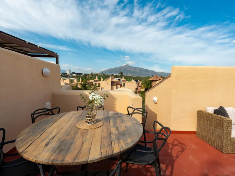 This exceptional, newly renovated townhouse is located in the sought-after urbanisation Condes de Iza, ideally positioned between Nueva Andalucía and San Pedro in Marbella. Enjoying a prime southwest orientation and an open outlook with no properties dire