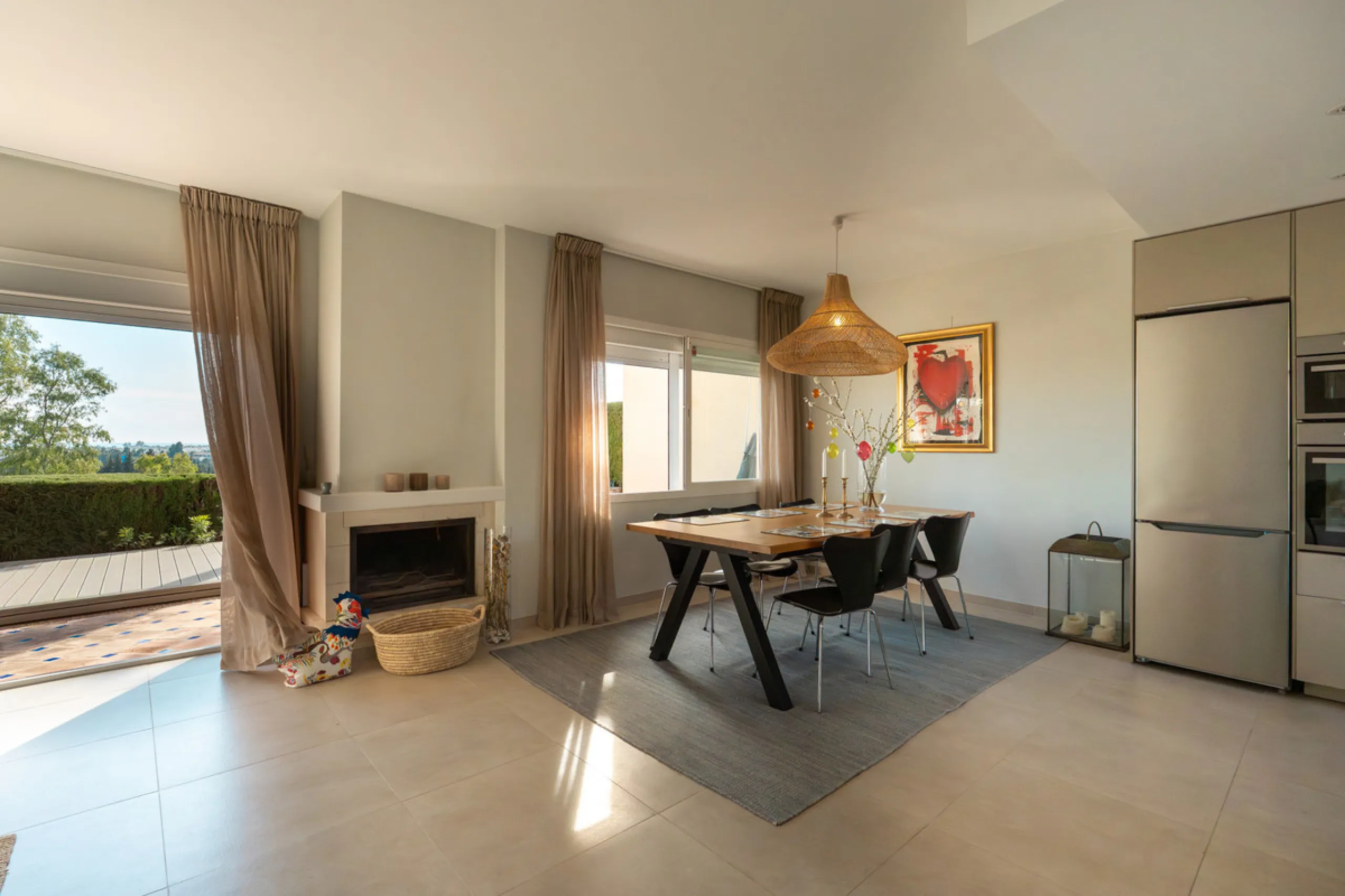 This exceptional, newly renovated townhouse is located in the sought-after urbanisation Condes de Iza, ideally positioned between Nueva Andalucía and San Pedro in Marbella. Enjoying a prime southwest orientation and an open outlook with no properties dire