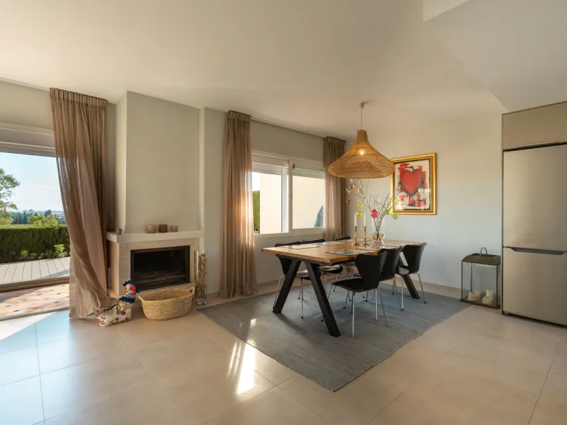 This exceptional, newly renovated townhouse is located in the sought-after urbanisation Condes de Iza, ideally positioned between Nueva Andalucía and San Pedro in Marbella. Enjoying a prime southwest orientation and an open outlook with no properties dire