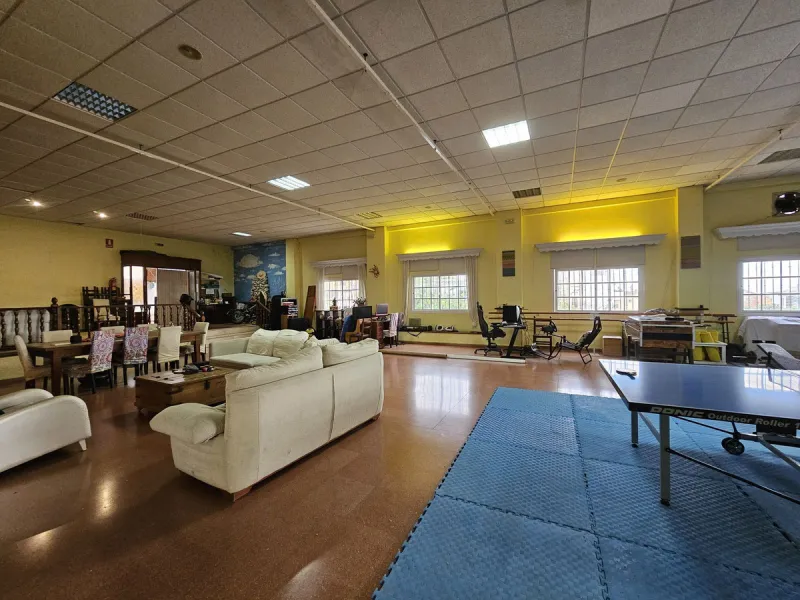 AMAZING REDUCED AGAIN!!!!!! Rare opportunity investment in a centric area of Estepona! With a 5  minute walk to the city centre we present you here a large two storey industrial estate with several different qualities, because of the location it could off