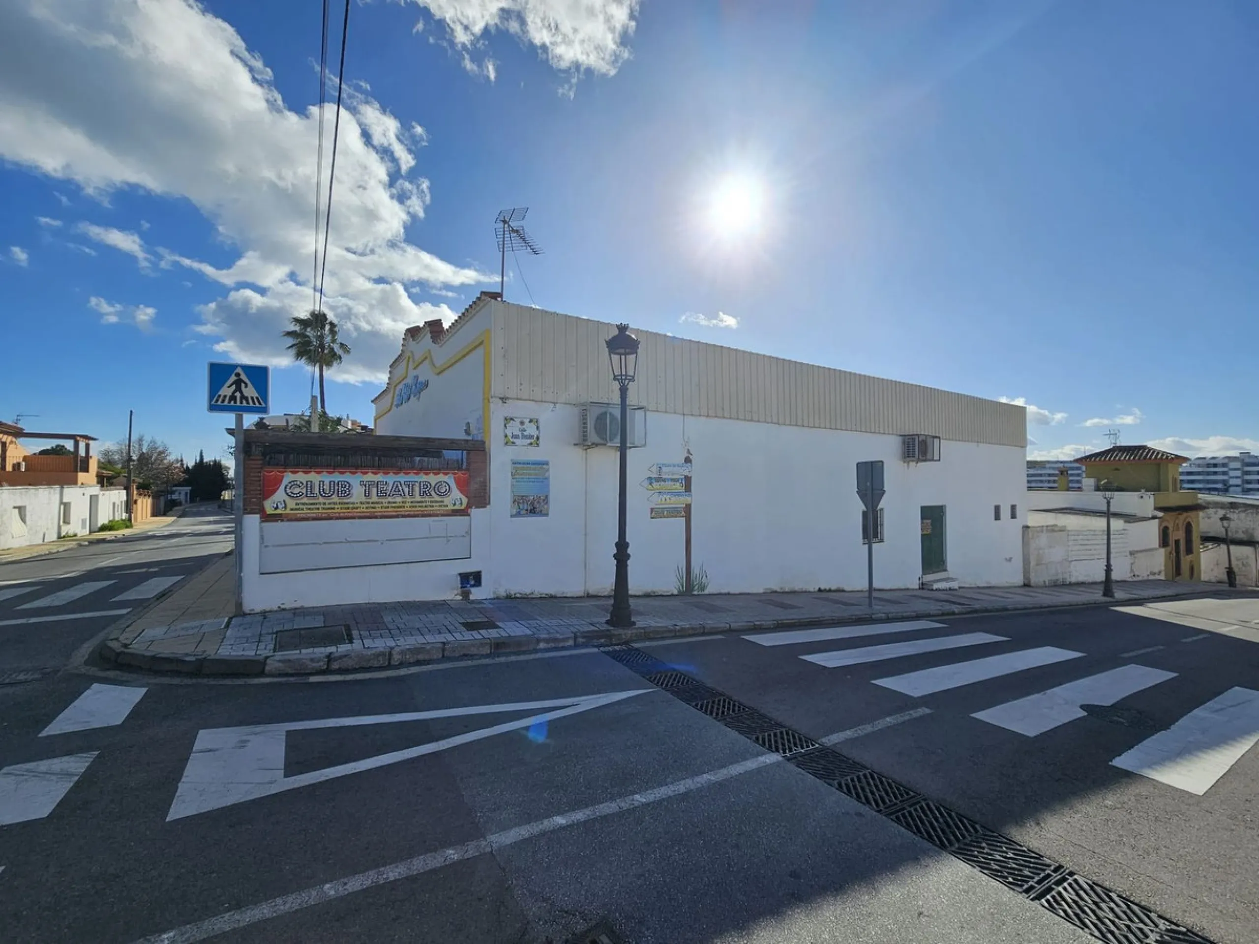 AMAZING REDUCED AGAIN!!!!!! Rare opportunity investment in a centric area of Estepona! With a 5  minute walk to the city centre we present you here a large two storey industrial estate with several different qualities, because of the location it could off
