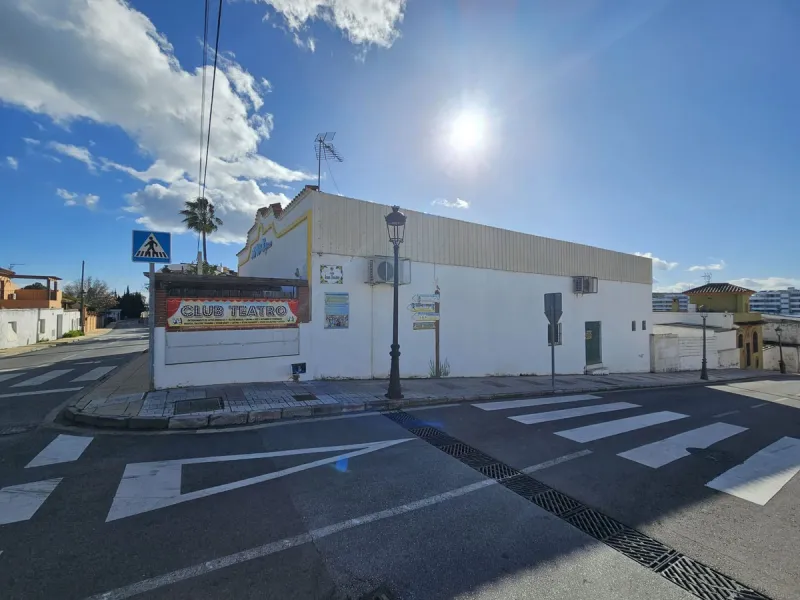 AMAZING REDUCED AGAIN!!!!!! Rare opportunity investment in a centric area of Estepona! With a 5  minute walk to the city centre we present you here a large two storey industrial estate with several different qualities, because of the location it could off