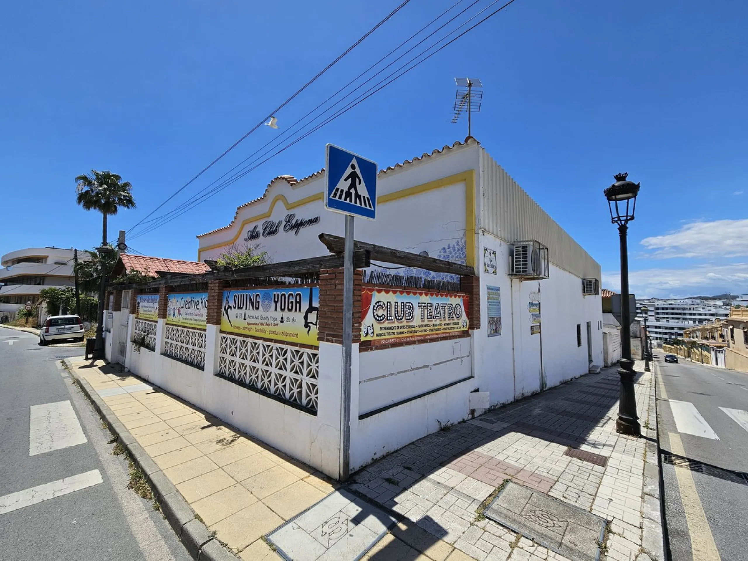 AMAZING REDUCED AGAIN!!!!!! Rare opportunity investment in a centric area of Estepona! With a 5  minute walk to the city centre we present you here a large two storey industrial estate with several different qualities, because of the location it could off