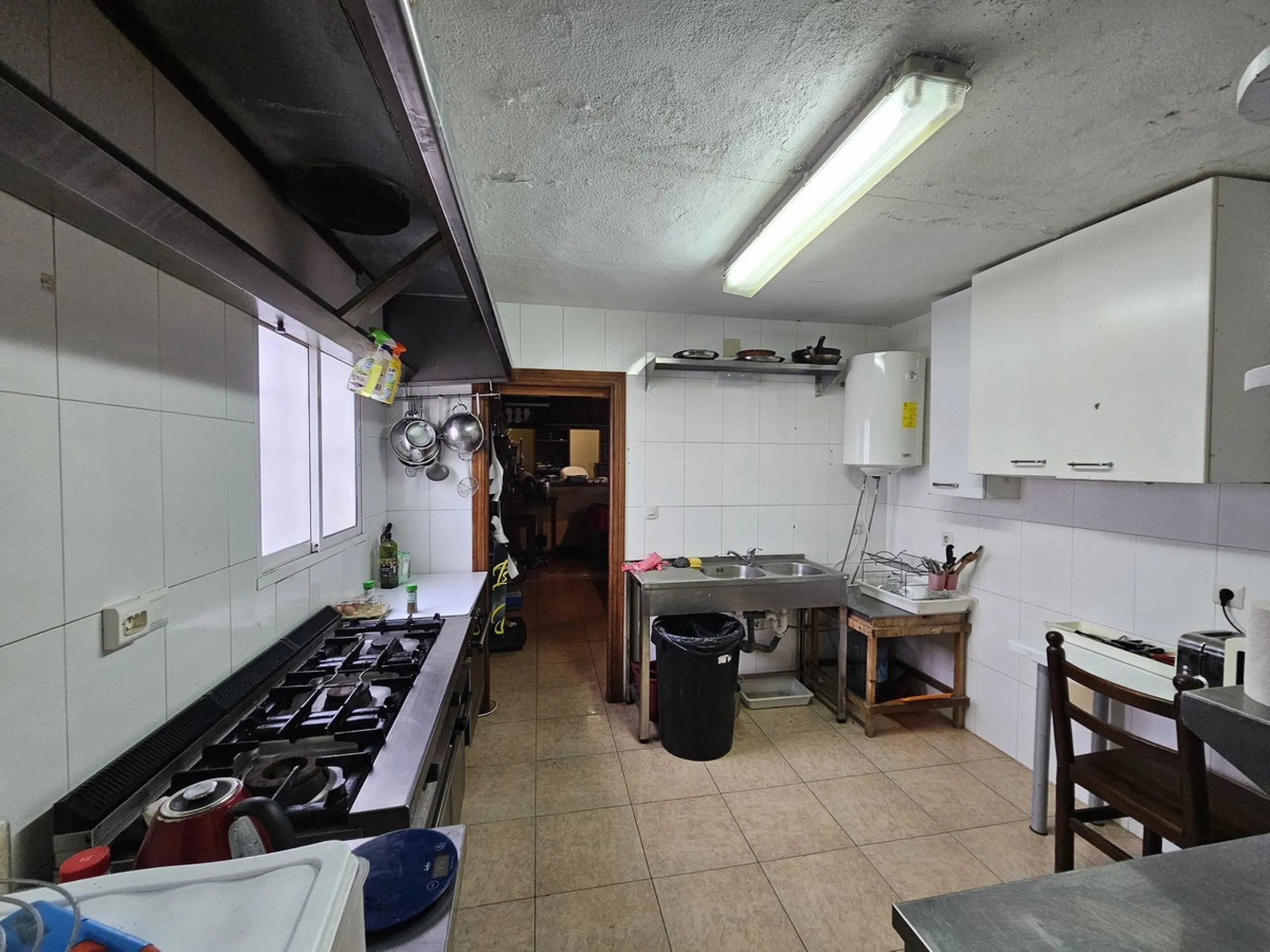 AMAZING REDUCED AGAIN!!!!!! Rare opportunity investment in a centric area of Estepona! With a 5  minute walk to the city centre we present you here a large two storey industrial estate with several different qualities, because of the location it could off