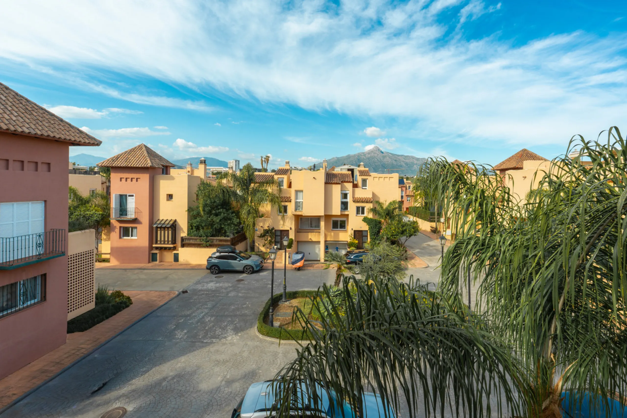 This exceptional, newly renovated townhouse is located in the sought-after urbanisation Condes de Iza, ideally positioned between Nueva Andalucía and San Pedro in Marbella. Enjoying a prime southwest orientation and an open outlook with no properties dire