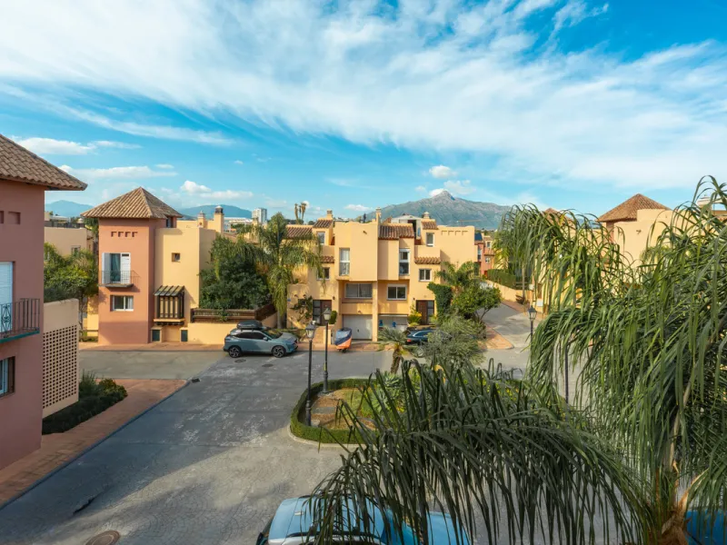 This exceptional, newly renovated townhouse is located in the sought-after urbanisation Condes de Iza, ideally positioned between Nueva Andalucía and San Pedro in Marbella. Enjoying a prime southwest orientation and an open outlook with no properties dire