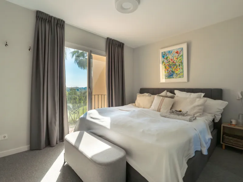 This exceptional, newly renovated townhouse is located in the sought-after urbanisation Condes de Iza, ideally positioned between Nueva Andalucía and San Pedro in Marbella. Enjoying a prime southwest orientation and an open outlook with no properties dire
