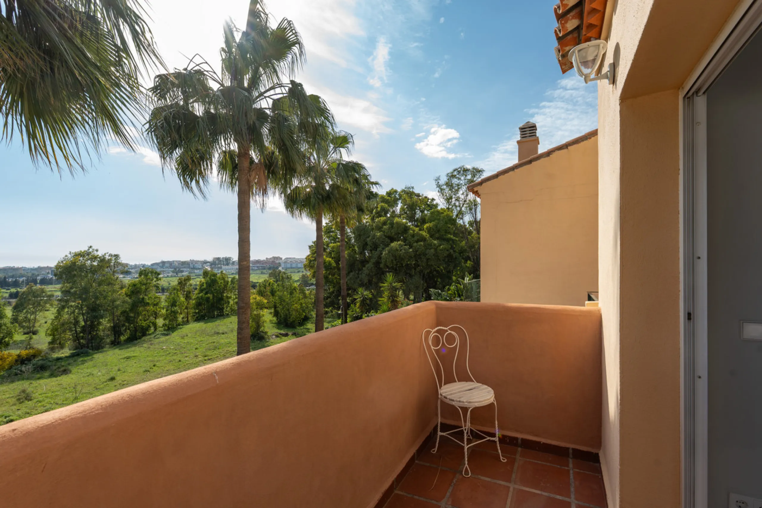 This exceptional, newly renovated townhouse is located in the sought-after urbanisation Condes de Iza, ideally positioned between Nueva Andalucía and San Pedro in Marbella. Enjoying a prime southwest orientation and an open outlook with no properties dire