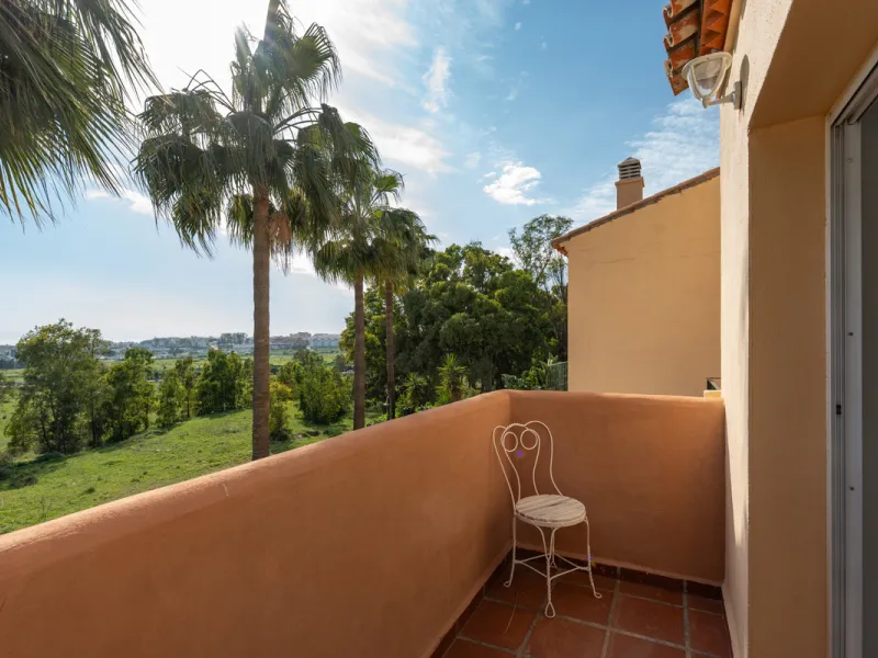This exceptional, newly renovated townhouse is located in the sought-after urbanisation Condes de Iza, ideally positioned between Nueva Andalucía and San Pedro in Marbella. Enjoying a prime southwest orientation and an open outlook with no properties dire