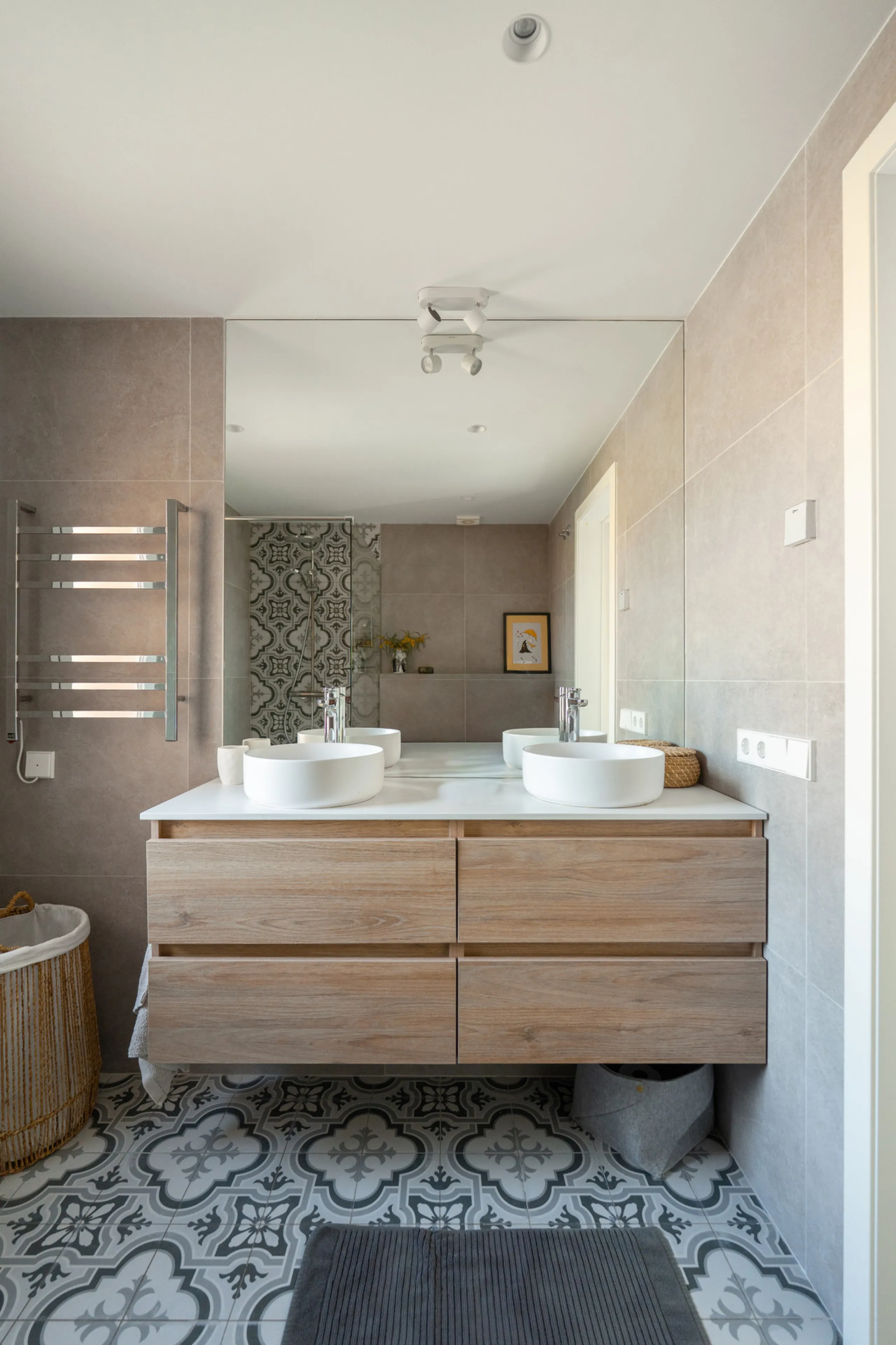 This exceptional, newly renovated townhouse is located in the sought-after urbanisation Condes de Iza, ideally positioned between Nueva Andalucía and San Pedro in Marbella. Enjoying a prime southwest orientation and an open outlook with no properties dire