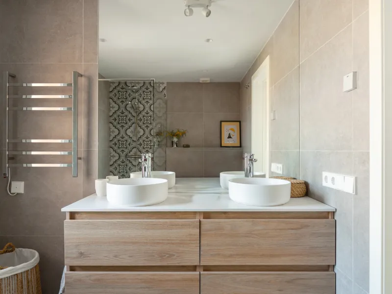 This exceptional, newly renovated townhouse is located in the sought-after urbanisation Condes de Iza, ideally positioned between Nueva Andalucía and San Pedro in Marbella. Enjoying a prime southwest orientation and an open outlook with no properties dire