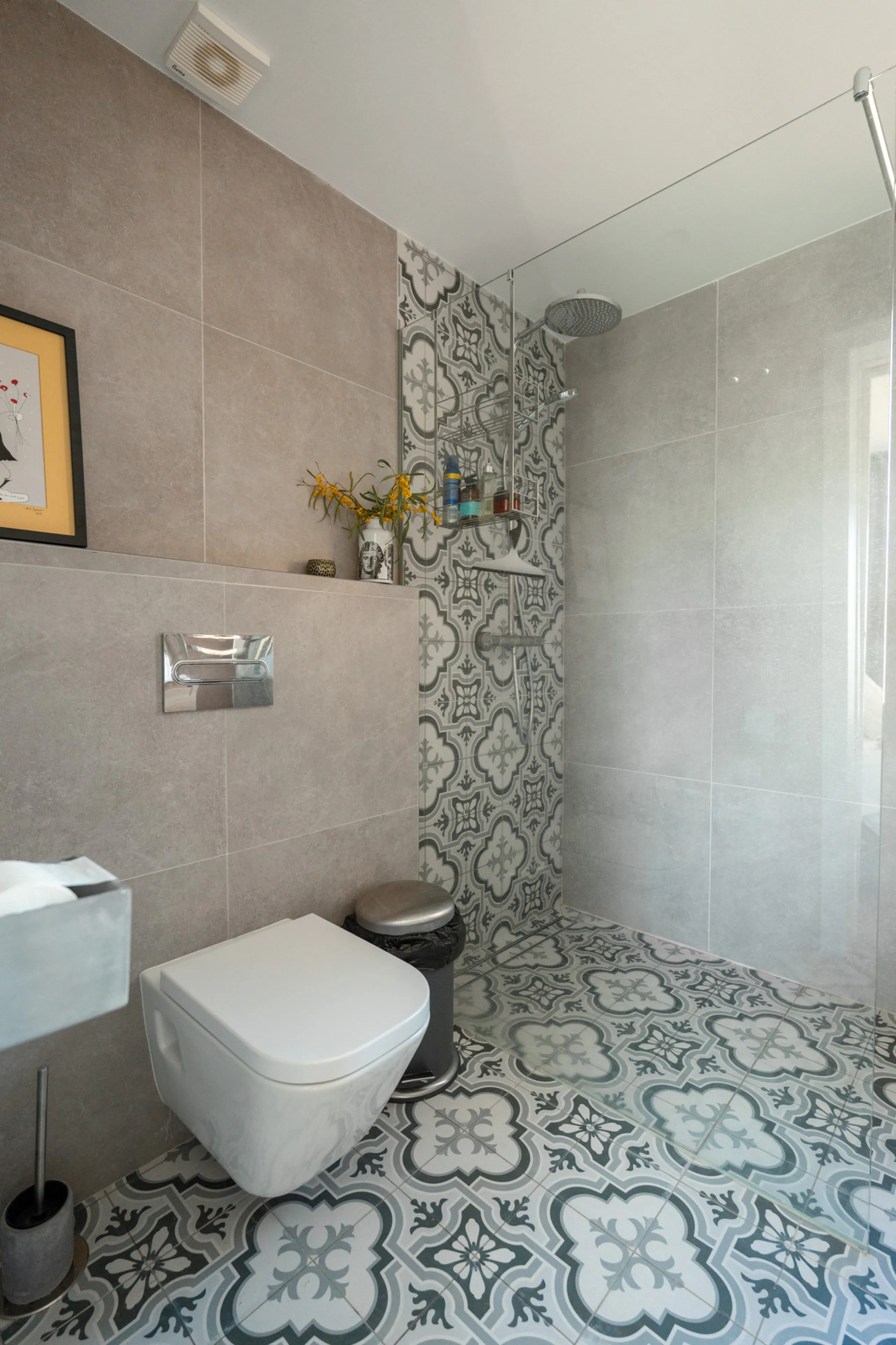 This exceptional, newly renovated townhouse is located in the sought-after urbanisation Condes de Iza, ideally positioned between Nueva Andalucía and San Pedro in Marbella. Enjoying a prime southwest orientation and an open outlook with no properties dire