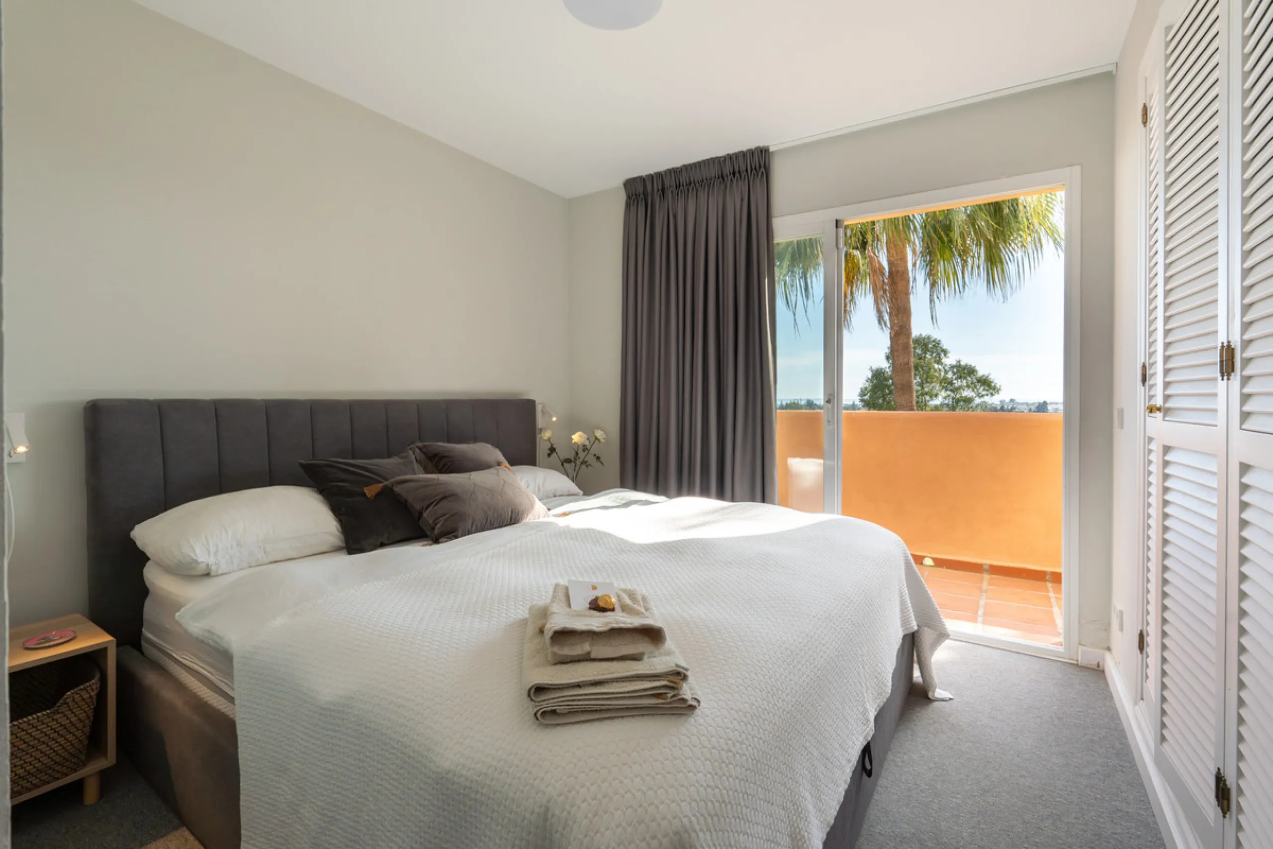 This exceptional, newly renovated townhouse is located in the sought-after urbanisation Condes de Iza, ideally positioned between Nueva Andalucía and San Pedro in Marbella. Enjoying a prime southwest orientation and an open outlook with no properties dire