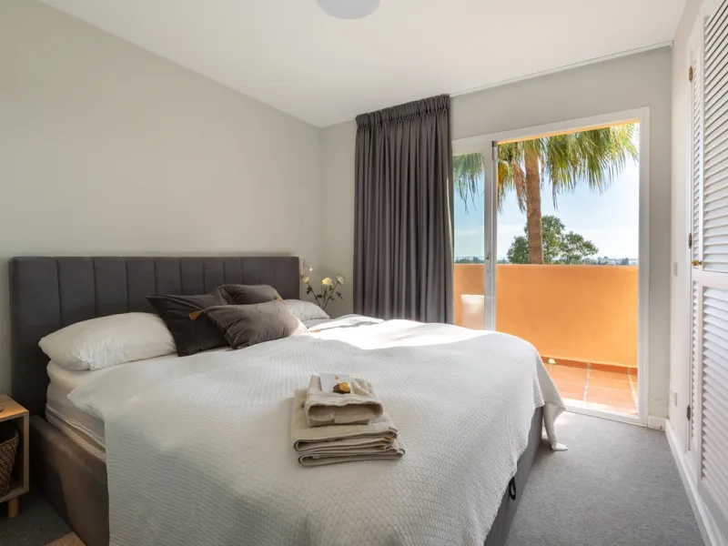 This exceptional, newly renovated townhouse is located in the sought-after urbanisation Condes de Iza, ideally positioned between Nueva Andalucía and San Pedro in Marbella. Enjoying a prime southwest orientation and an open outlook with no properties dire