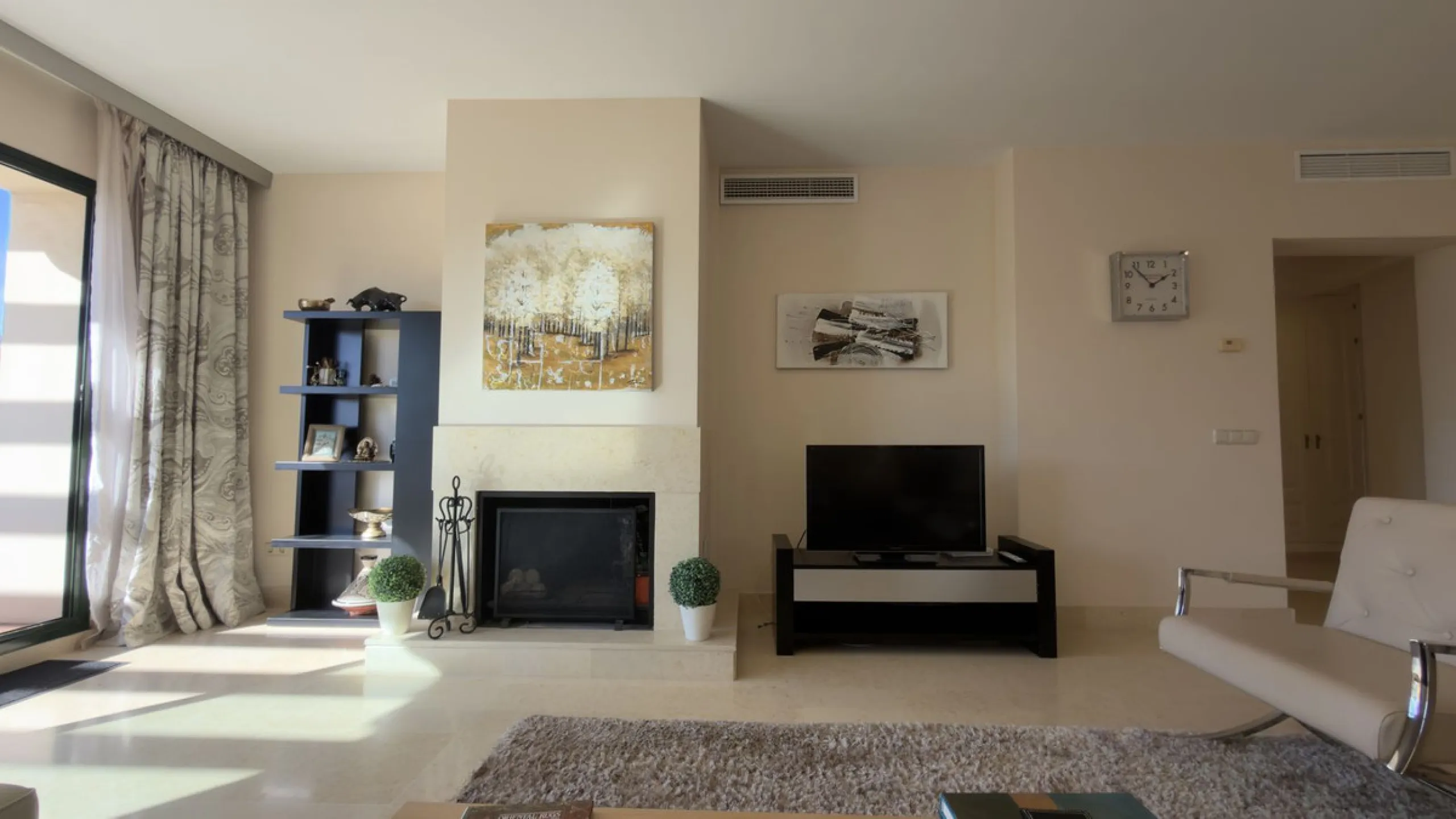 This exceptional duplex penthouse is located within an exclusive residential community, set in the heart of the El Higueral Golf Course. Surrounded by over 50,000 m² of beautifully landscaped communal gardens, the property offers a refined lifestyle defin